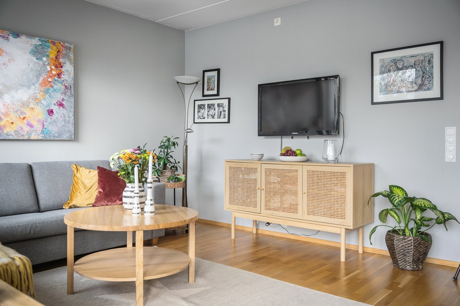 Gulvet er belagt med parkett og det er malte veggflater i fine fargetoner. Galleribilde