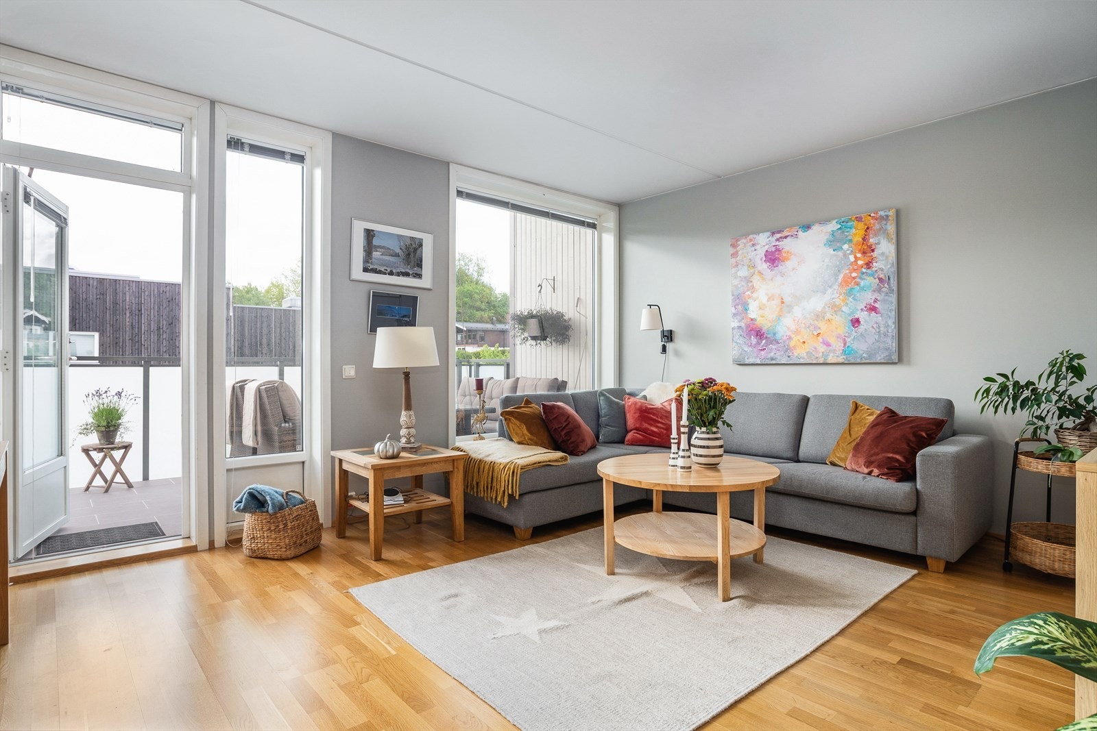 Fra stuen er det utgang til en romslig og vestvendt balkong. Galleribilde