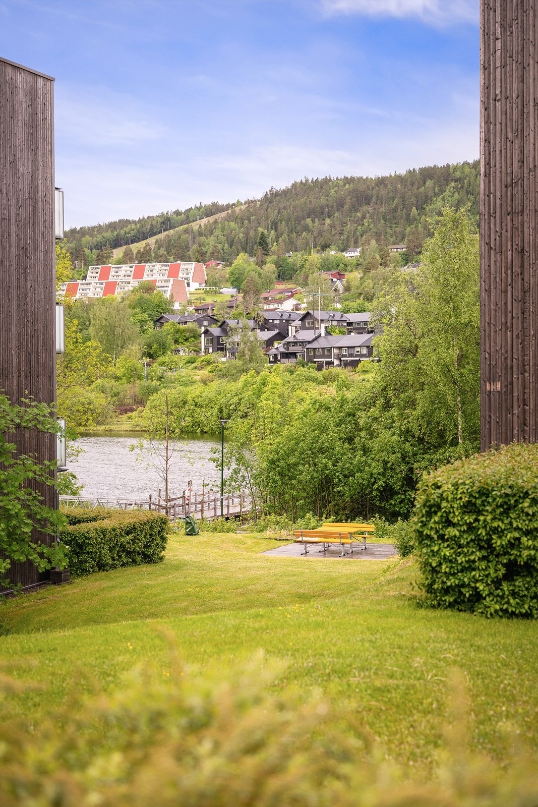 Mot Bondivann finner man et idyllisk fellesområde med brygger og gangstier, samt godt med sitteplasser. Galleribilde