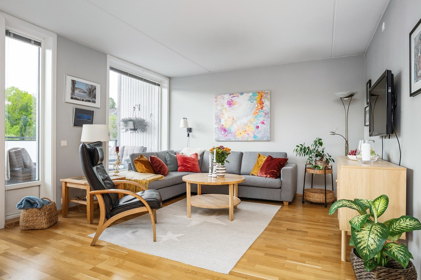 Rommet har en naturlig soneinndeling med god plass til både sofagruppe og spisebord. Galleribilde