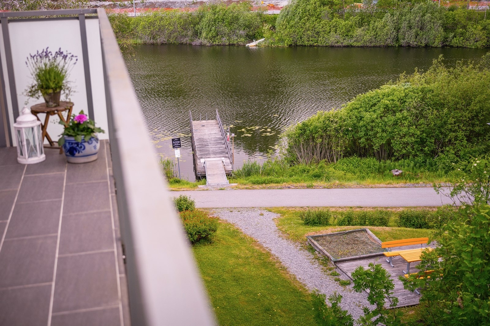 Det er umiddelbar nærhet til en av de flere badebryggene ved Bondivann, så her kan du ta et forfriskende morgenbad. Galleribilde