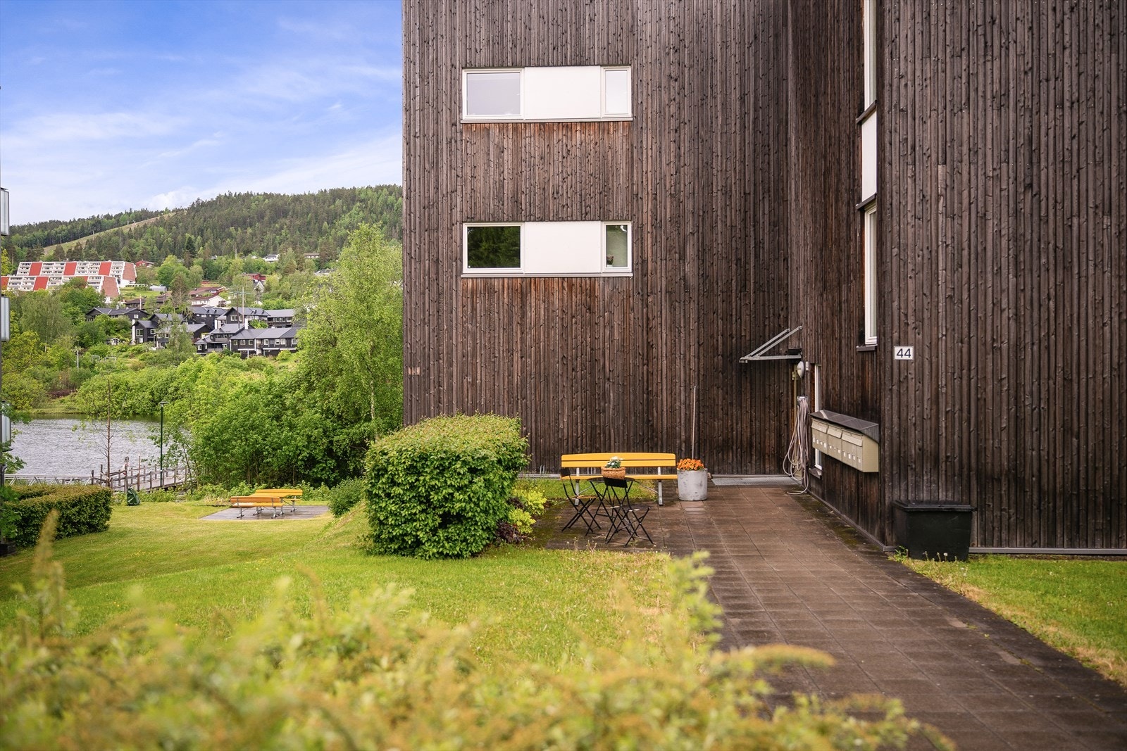 Leiligheten ligger i et moderne bygg fra 2012 og har heisadkomst fra bakkeplan. Galleribilde