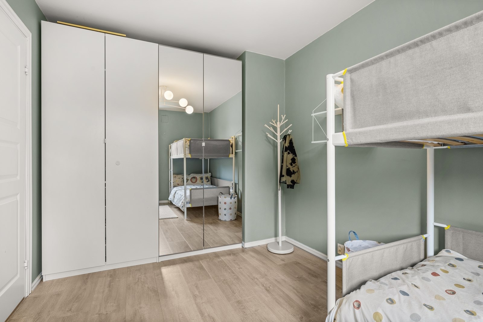 Rikelig med lagringsplass i praktisk garderobeskap Galleribilde