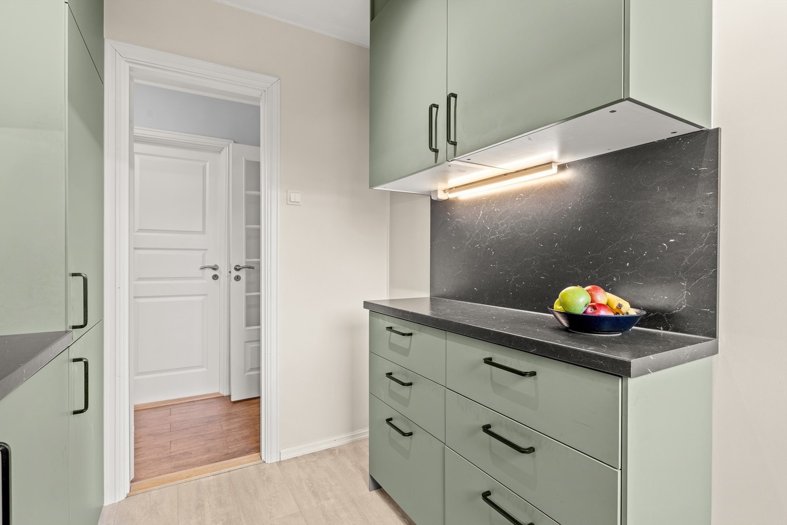 Kjøkkenet har godt med oppbevaringsplass i skuffer og skap Galleribilde