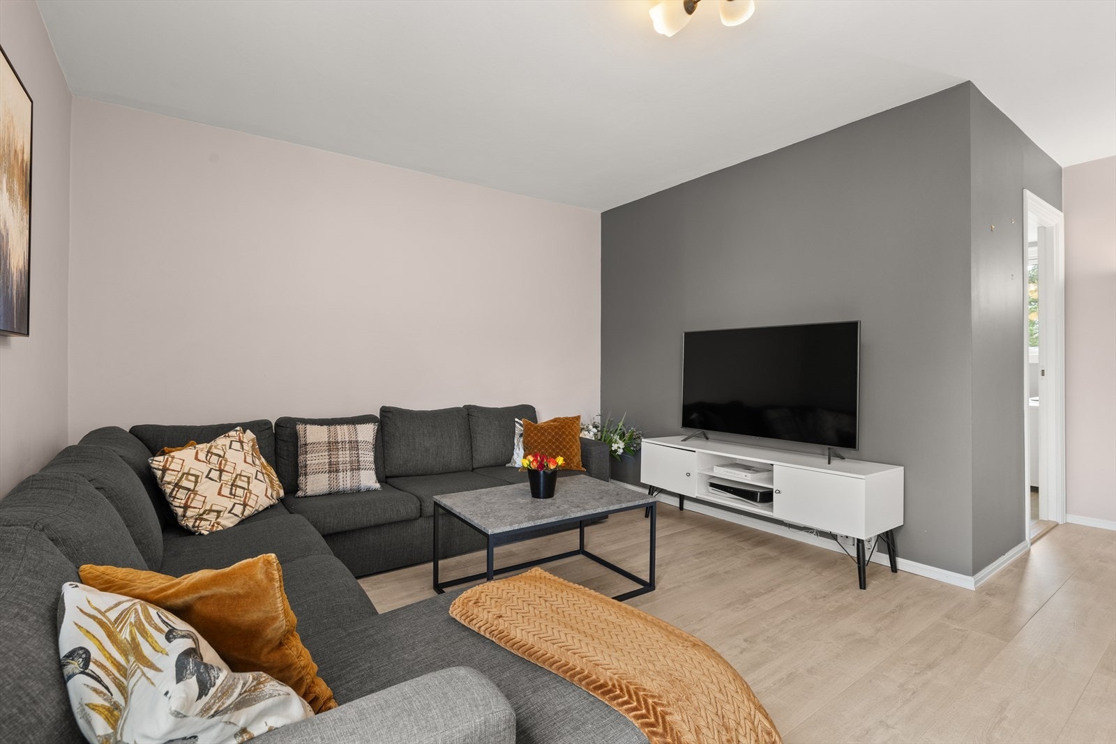 Fin plass til en hyggelig sofakrok. Leiligheten har en gjennomgående planløsning som gir en lys og luftig atmosfære Galleribilde