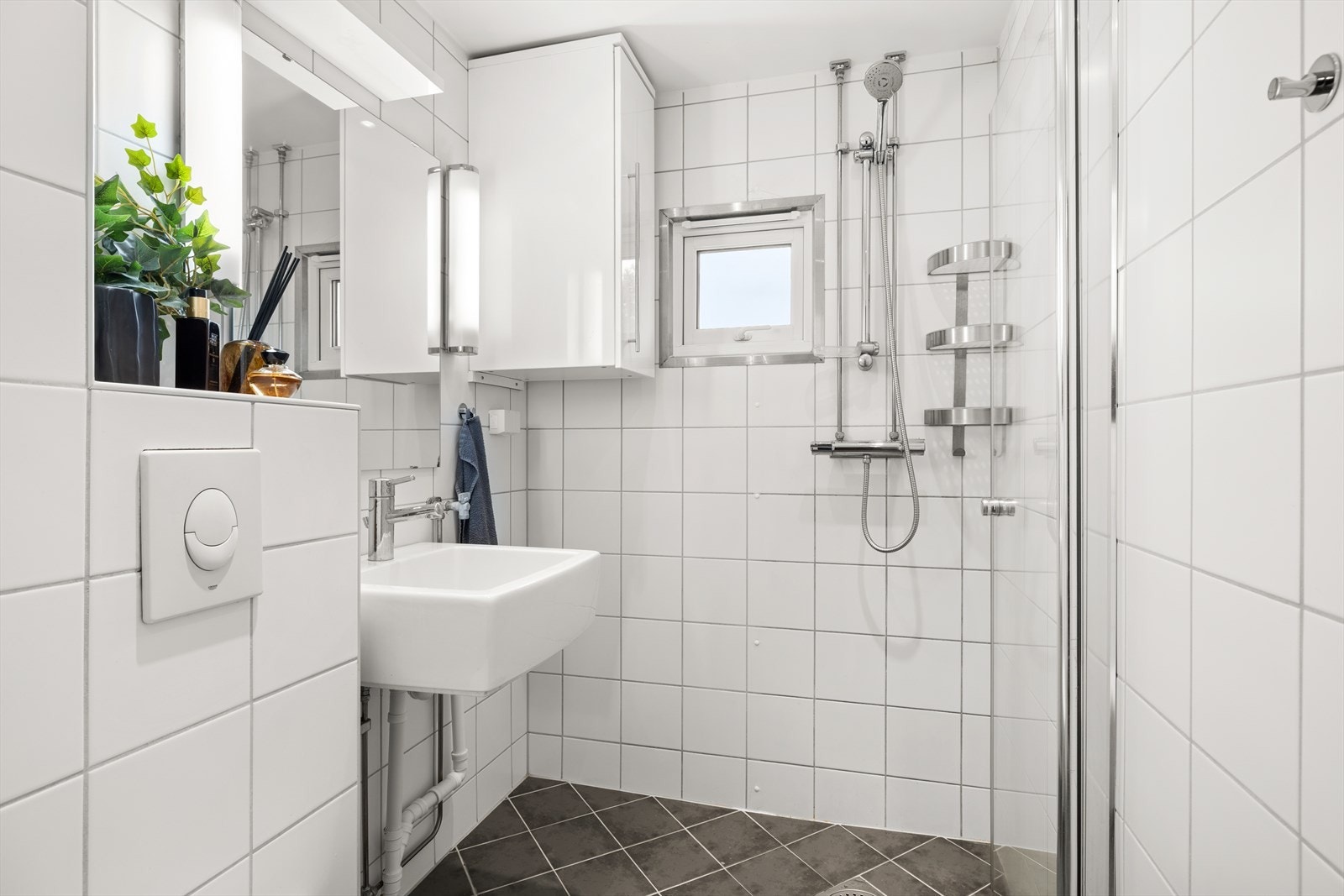 Lyst flislagt bad fra 2011 i regi av borettslaget Galleribilde