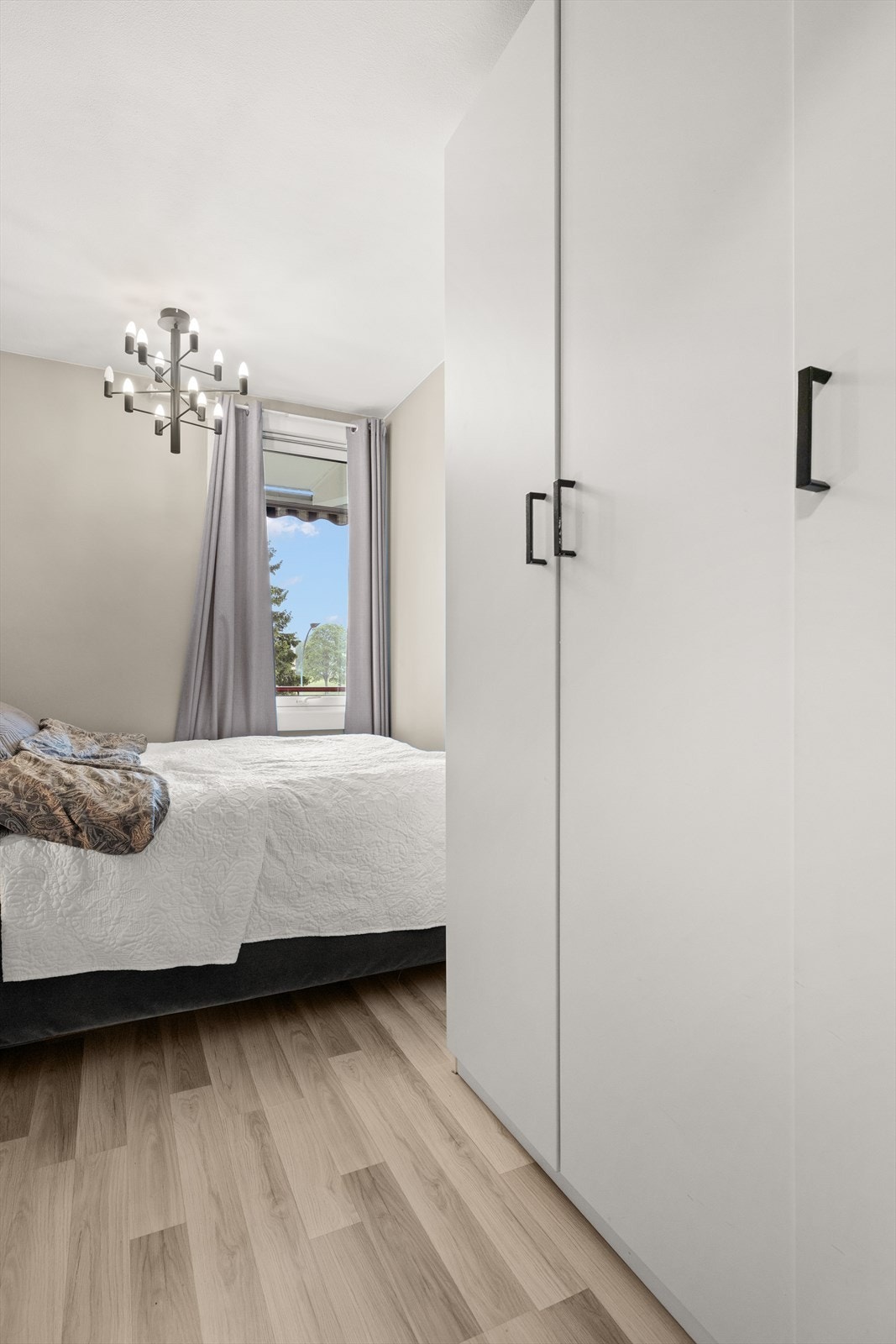 Det er godt med oppbevaringsplass i medfølgende garderobeskap Galleribilde