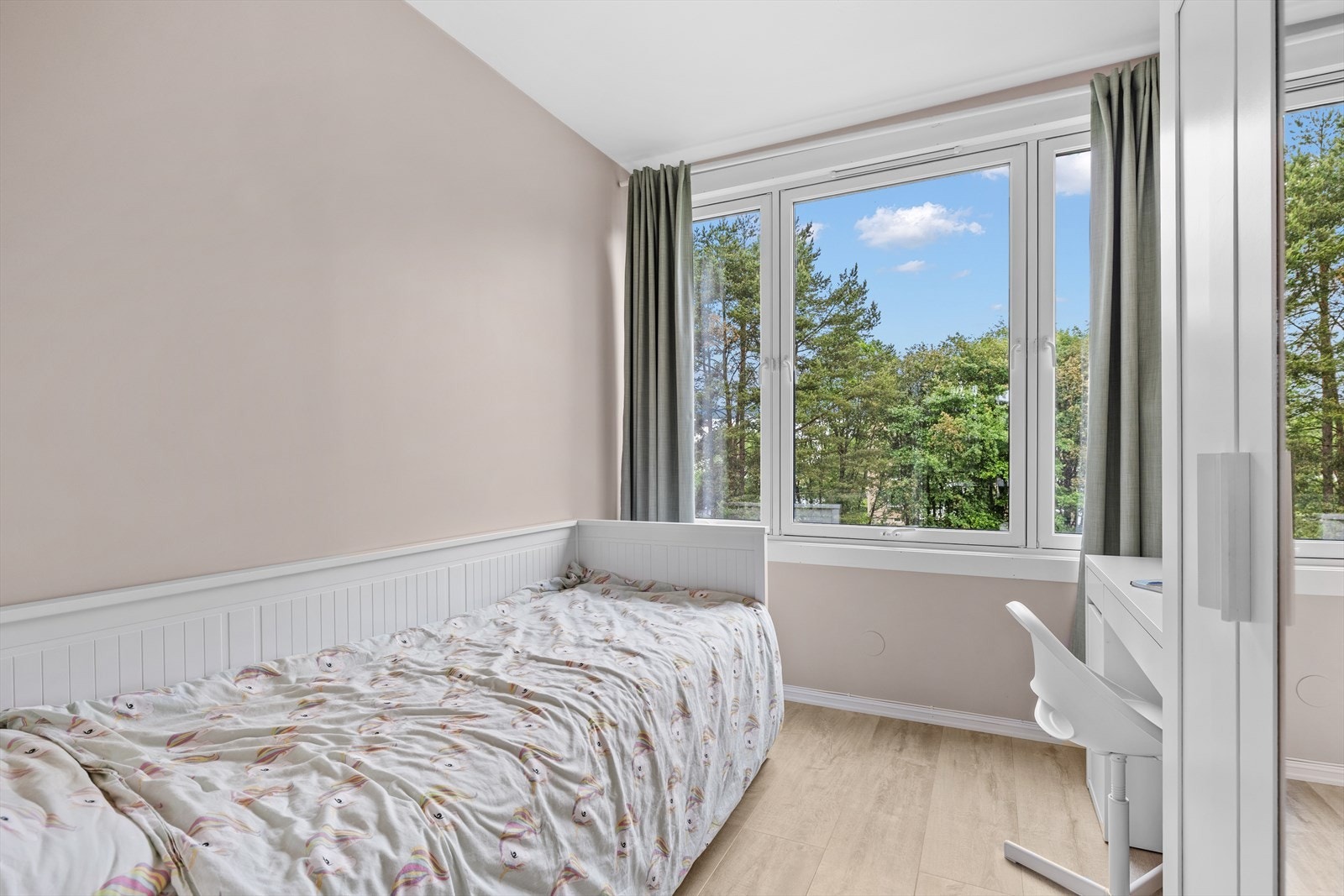 Soverom 3 med plass til seng og skrivebord Galleribilde