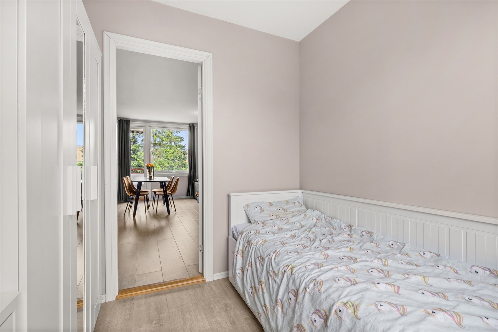 Rommet er også innredet med garderobeløsning Galleribilde