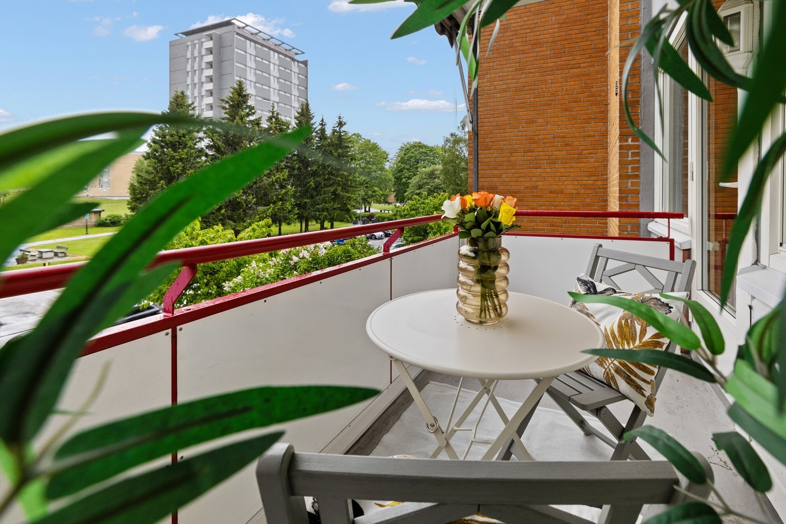 Fra stue er det utgang til syd-vestvendt balkong med svært gode solforhold. Overbygget balkong med markise gir en lun og hyggelig atmosfære Galleribilde