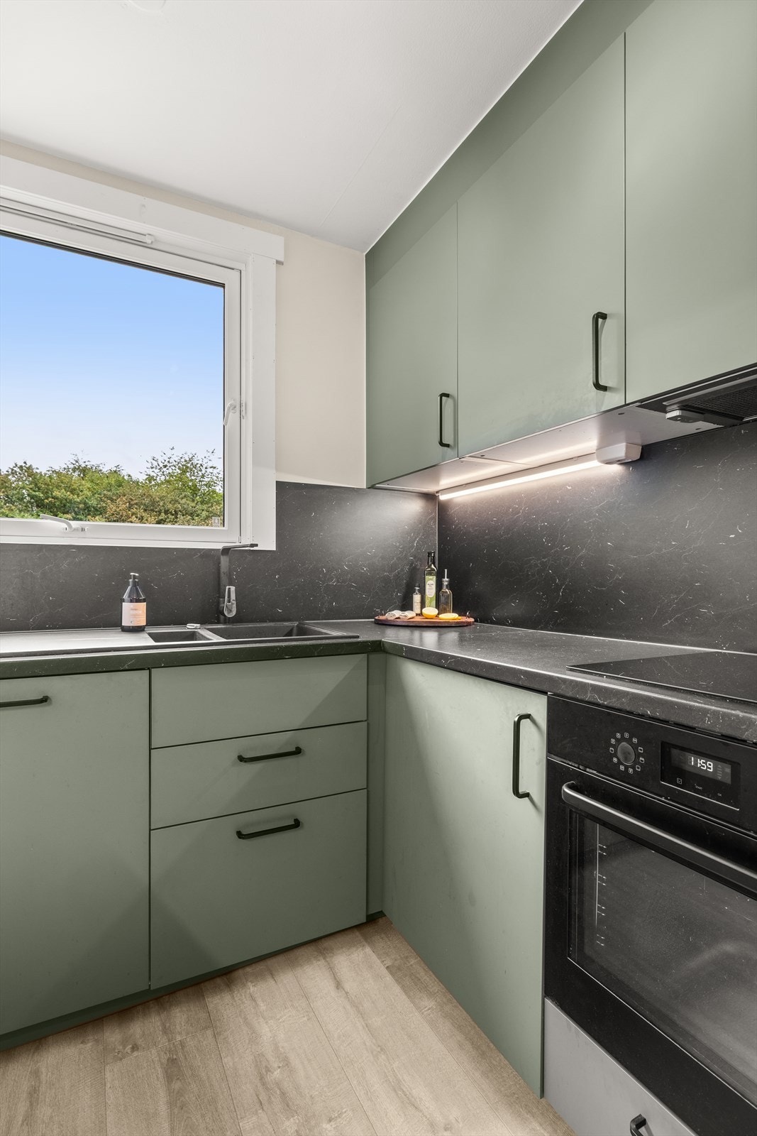 Det er integrerte hvitevarer som kjøl/fryseskap, oppvaskmaskin, induksjonstopp, stekeovn og det er installert vannstoppsystem og komfyrvakt Galleribilde