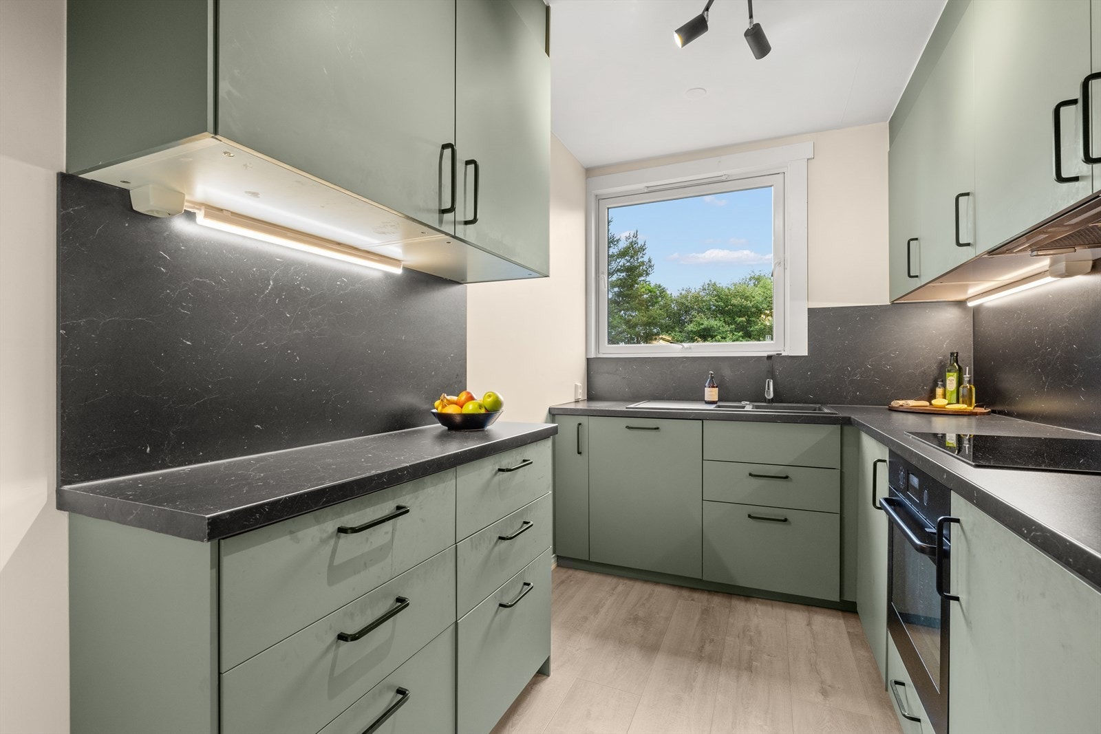 Lekkert IKEA kjøkken fra 2022 med integrerte hvitevarer Galleribilde