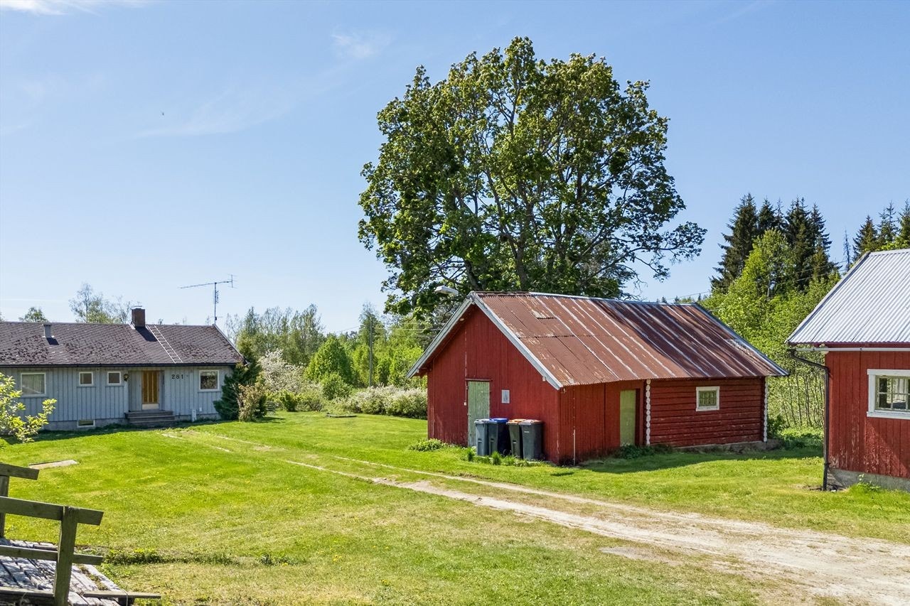 Eiendommen består av enebolig, uthus, stall/grisehus, fjøs og låve, som utgjør det koselige gårdstunet. Galleribilde