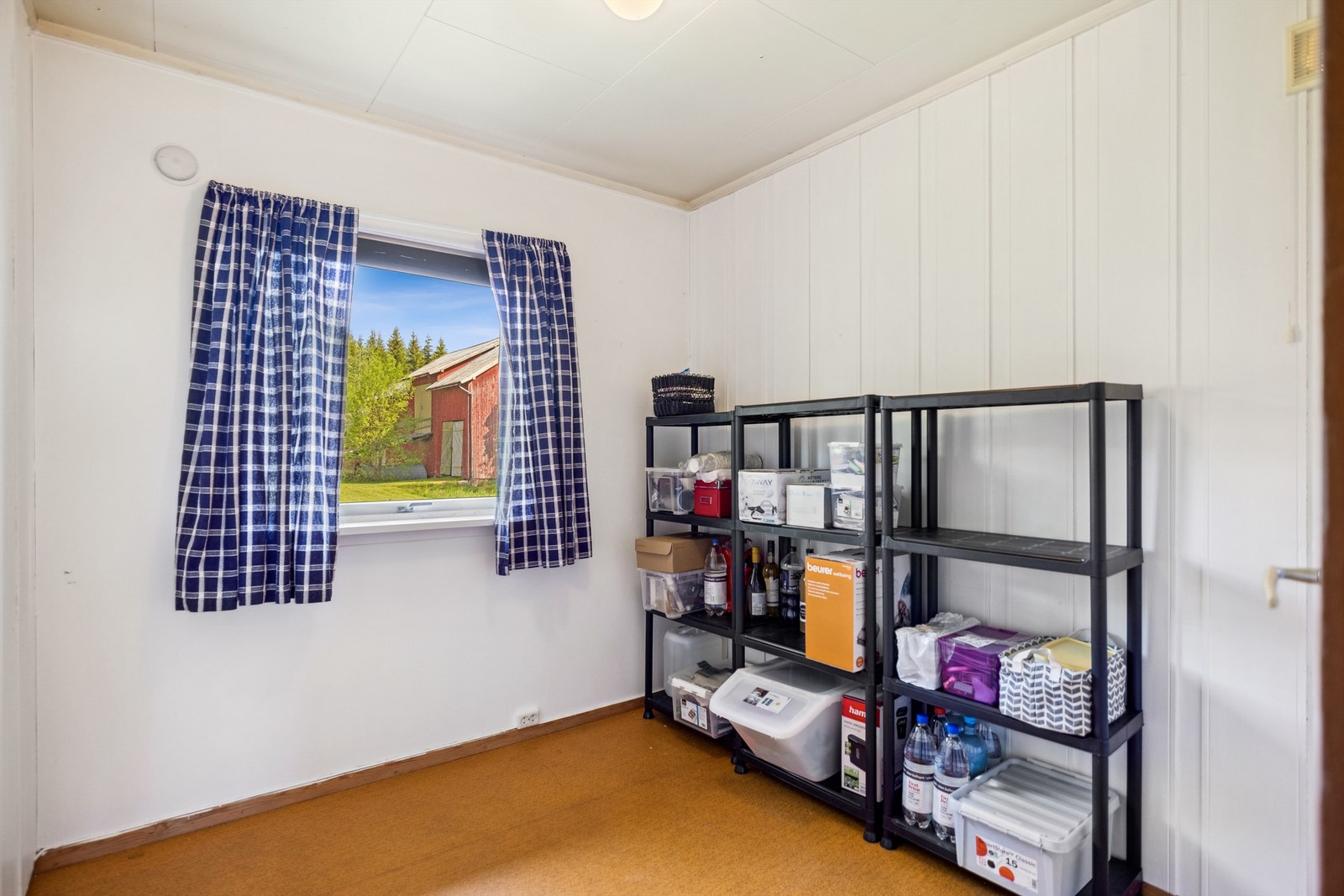 Det andre soverommet er noe mindre med lysmalte vegger og belegg på gulvet. Det er ikke etablert varmekilde på noen av rommene. Galleribilde