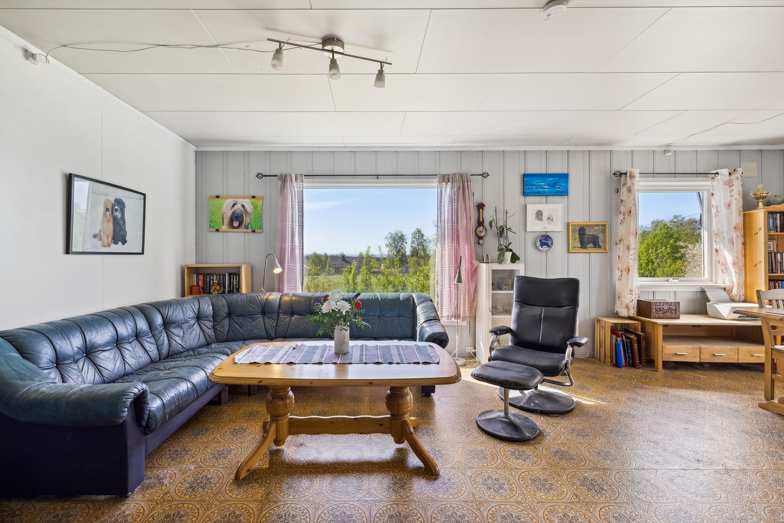 Romslig stue med belegg på gulvet og malte vegger. I stuen er det ett stort vindu, som selger opplyser er byttet i 2018 da det var punktert, og flere normale vinduer på forskjellige vegger. Galleribilde