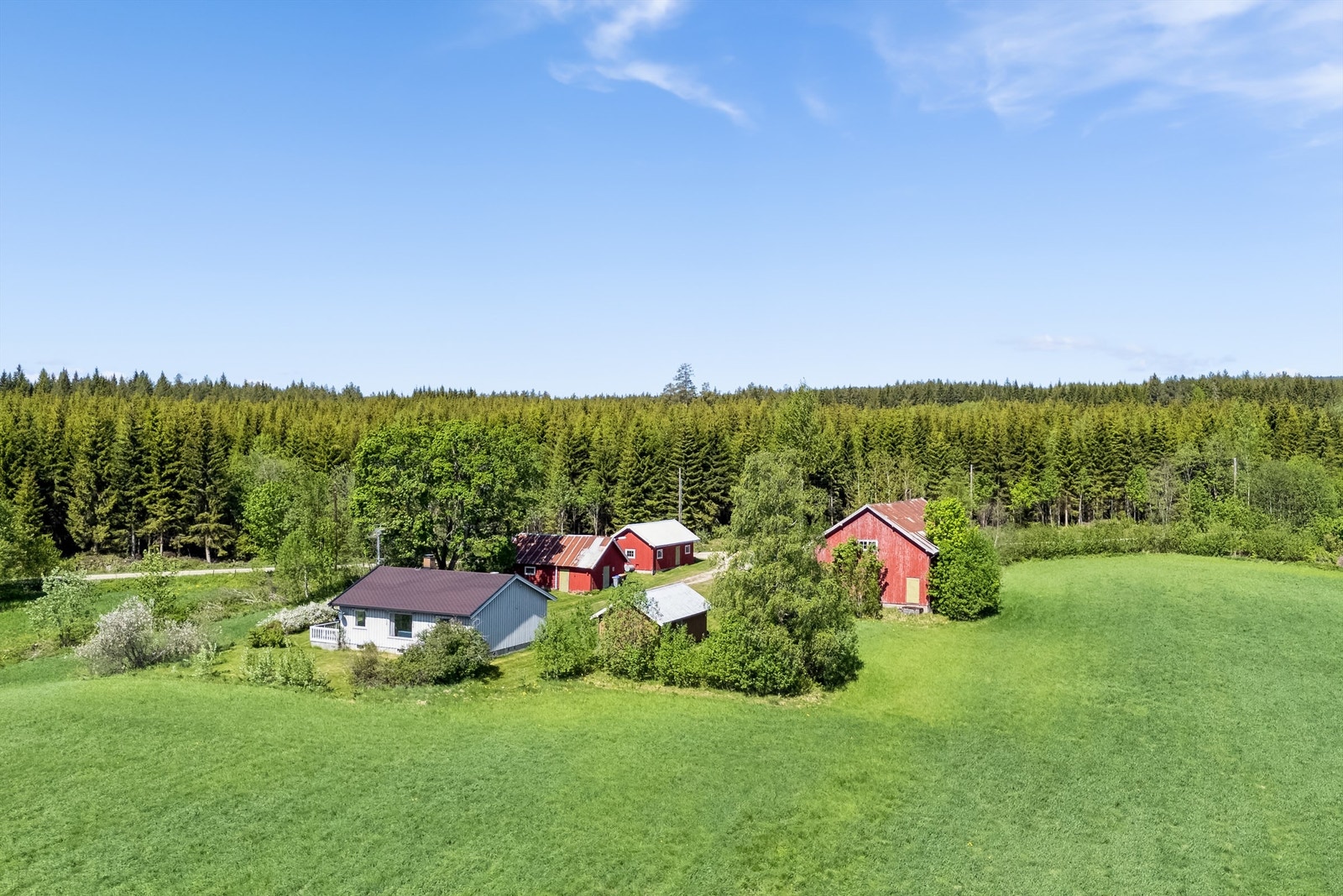 Eiendommen ligger i et området med spredt bolig- og landbruksbebyggelse i vakre Nordbygda. Galleribilde