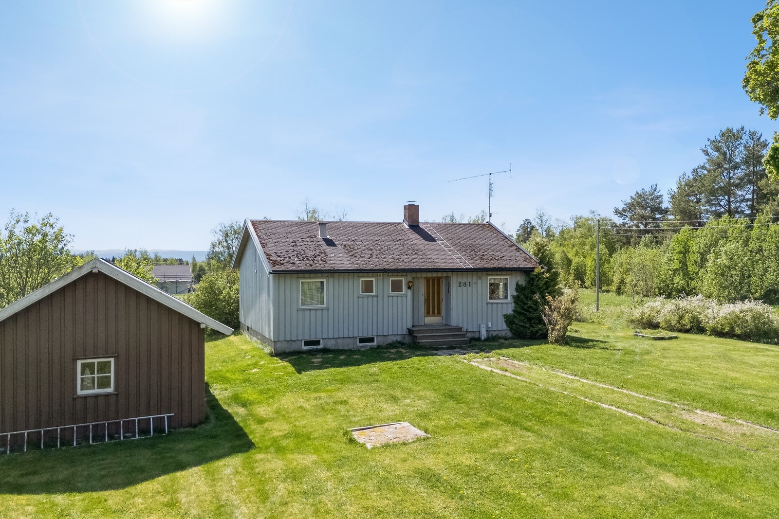Småbruk med flere bygninger og oppgraderingsbehov. Galleribilde