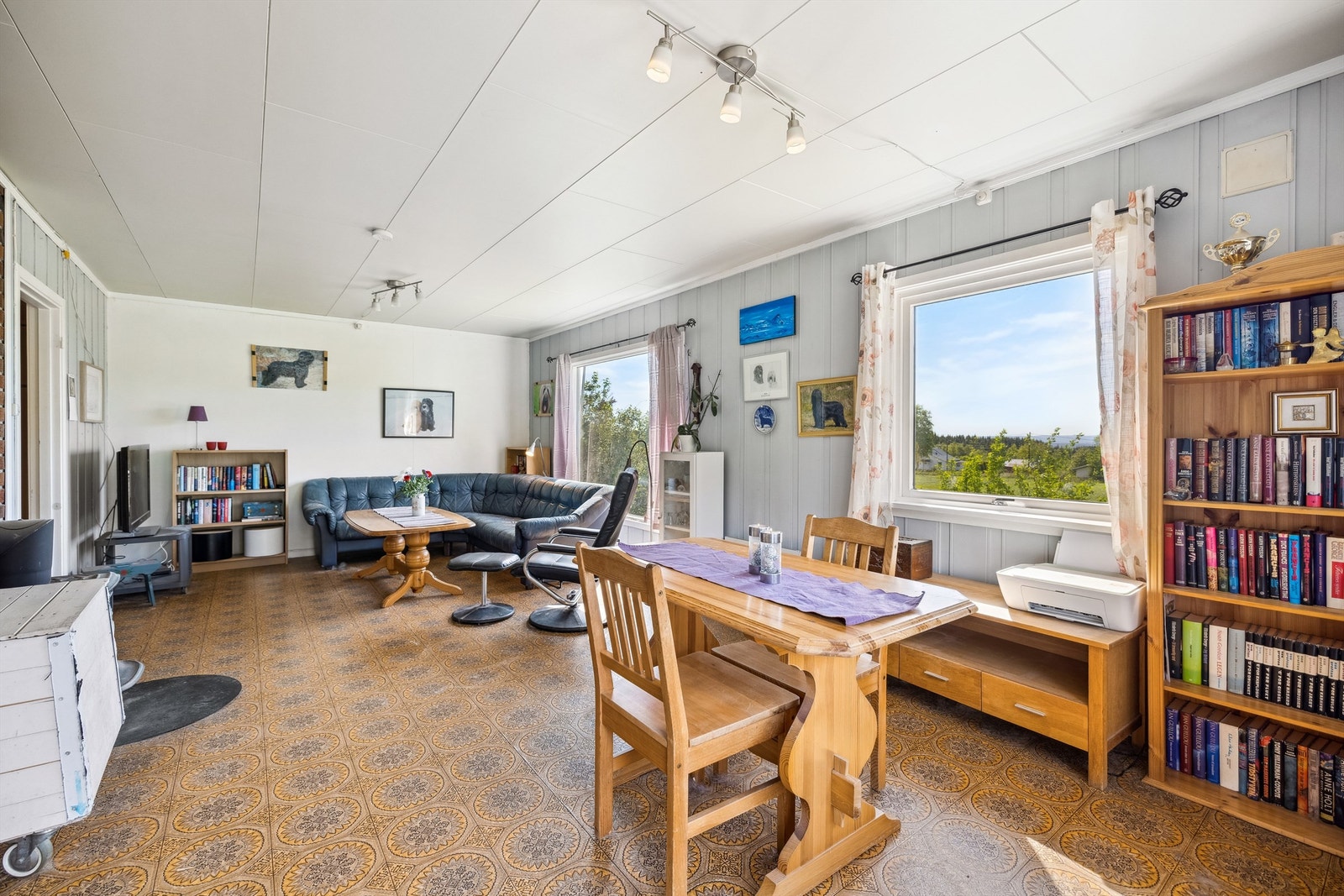 Det er montert vedovn i stuen som varmekilde i boligen. Terrassedøren slipper deg ut til terrassen hvor du kan nyte sommeren. Fra stuen er det også adkomst inn til kjøkkenet. Galleribilde