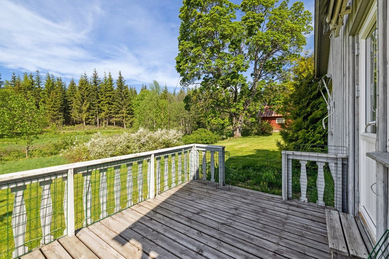 Liten terrasseplatting med adkomst fra stuen og terrenget. Galleribilde