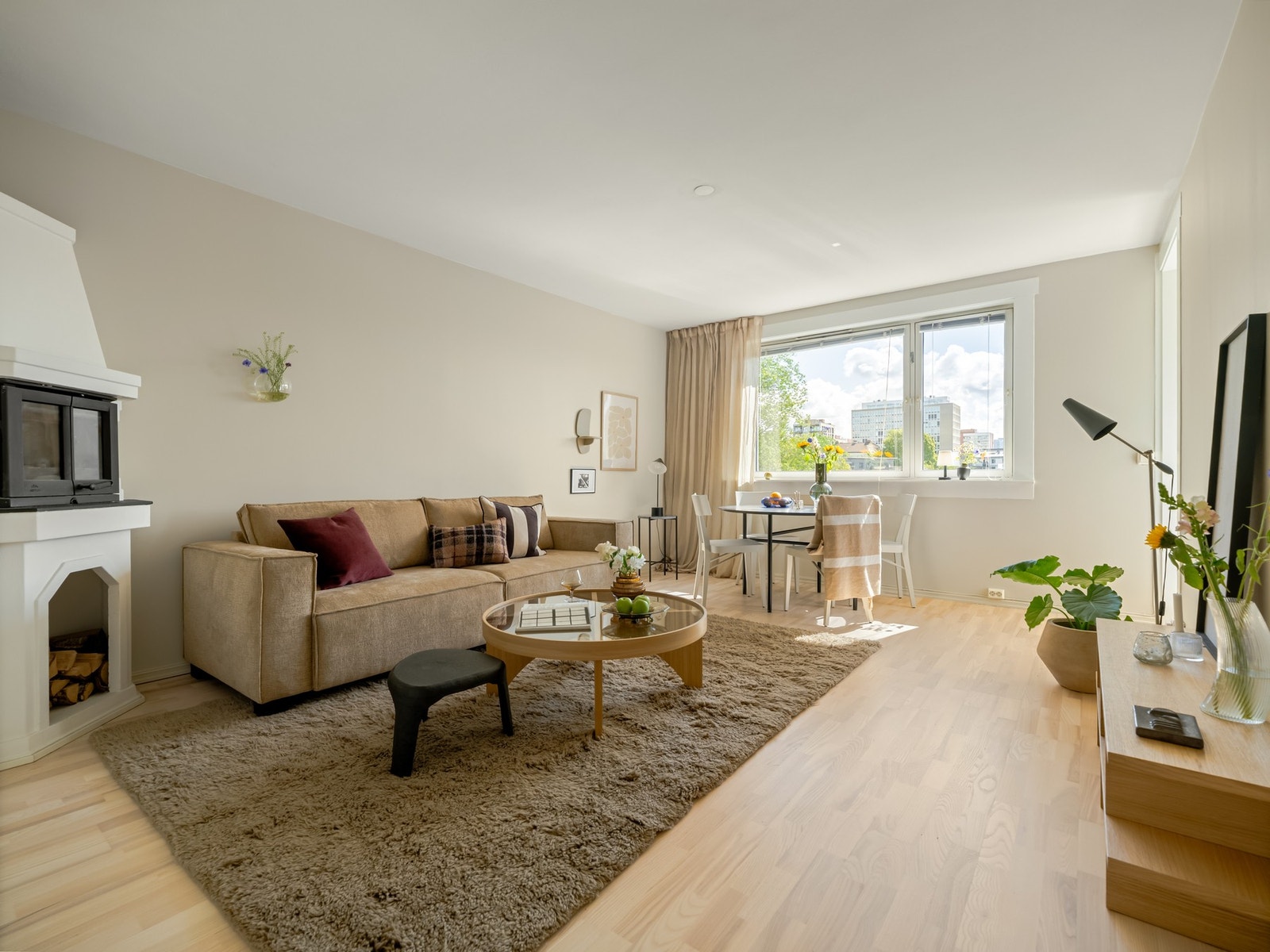 Gulvene er slipt nå i 2025, og alle vegger og lister er malt. Galleribilde