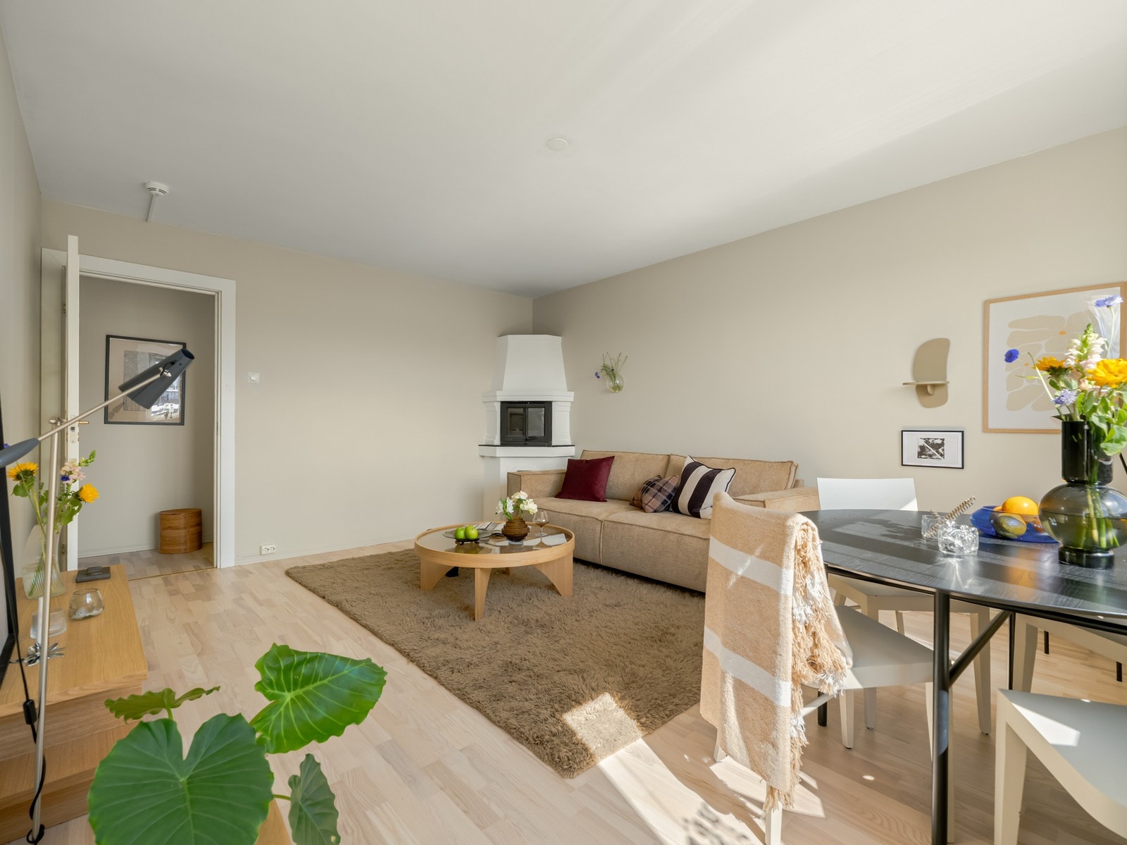 Stua er stor og lys, og med god plass til både stor sofa og spisebord. Galleribilde