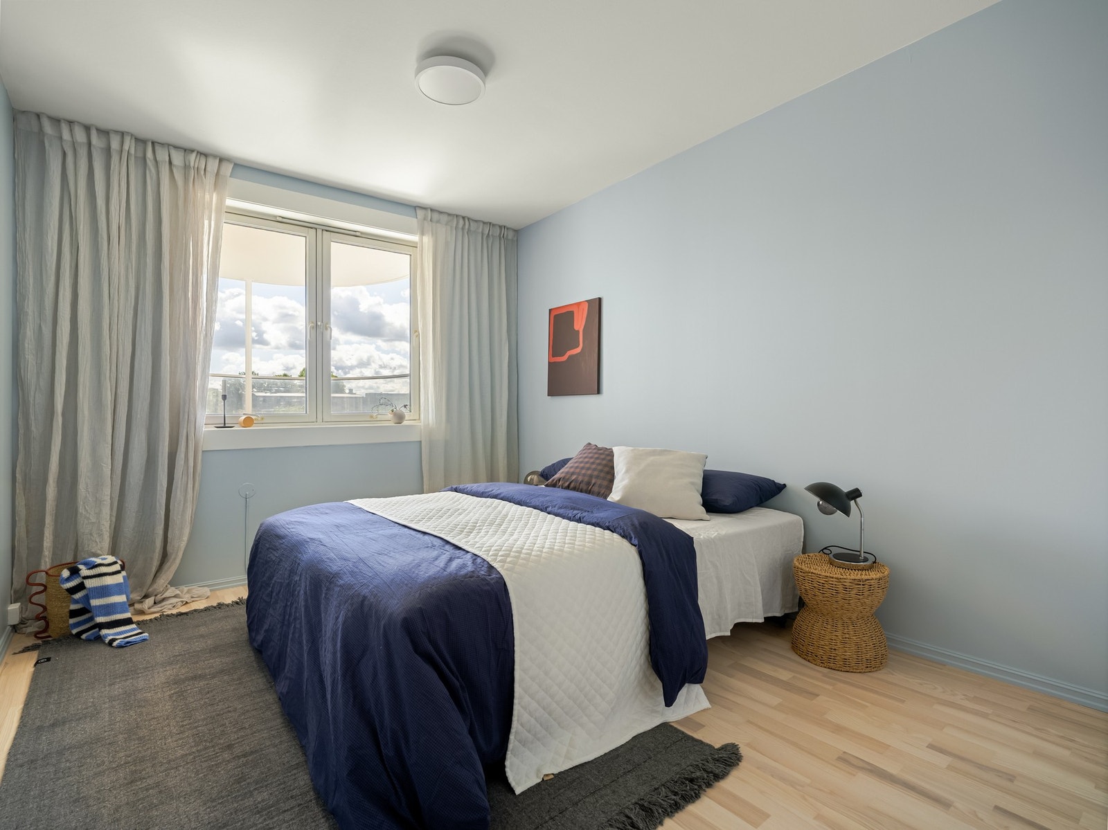 Hovedsoverommet er stort og luftig, med samme flotte utsikt. Galleribilde