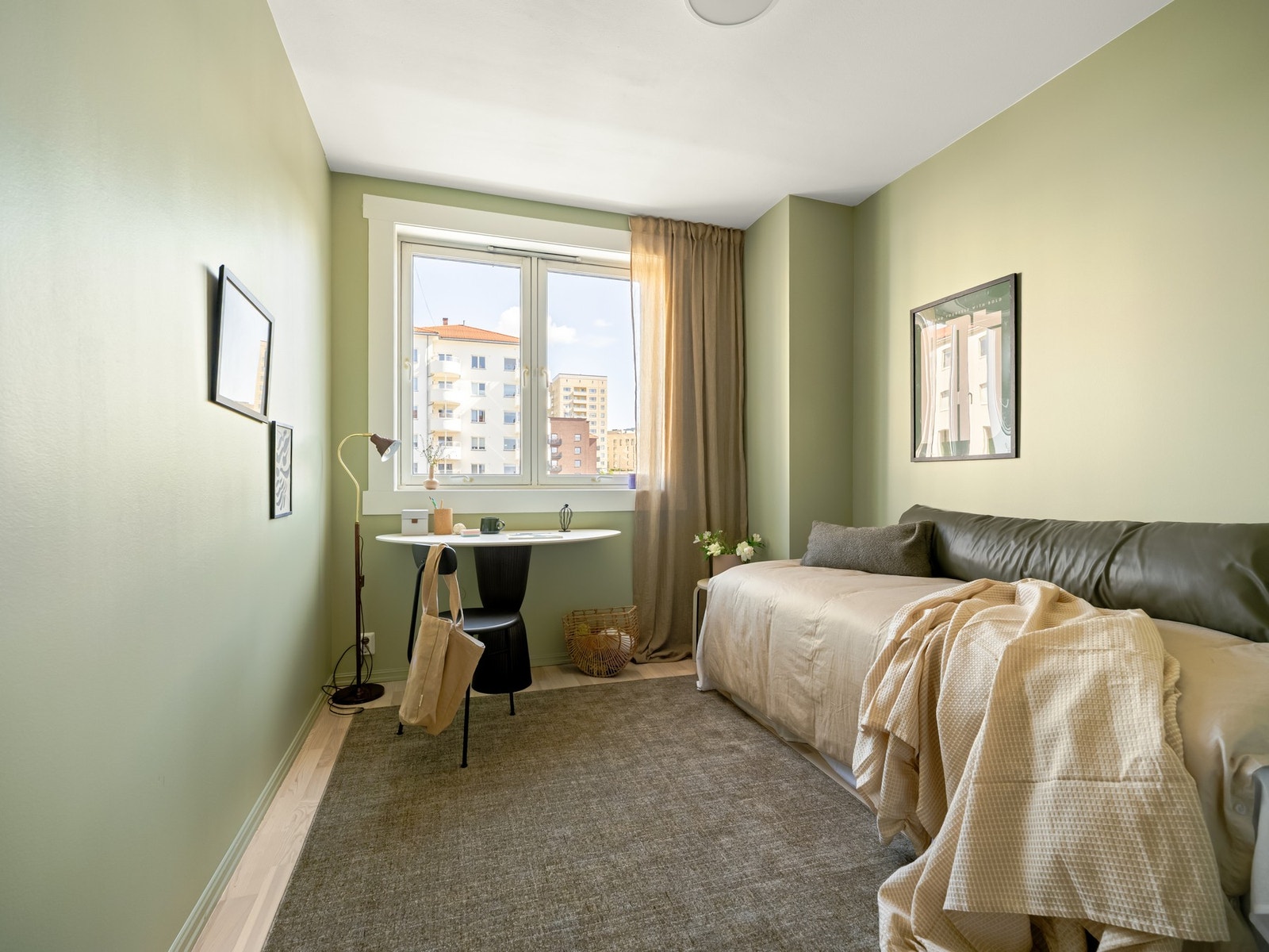 Soverom 2 er av god størrelse det også, og perfekt som gjesterom eller kontor. Galleribilde