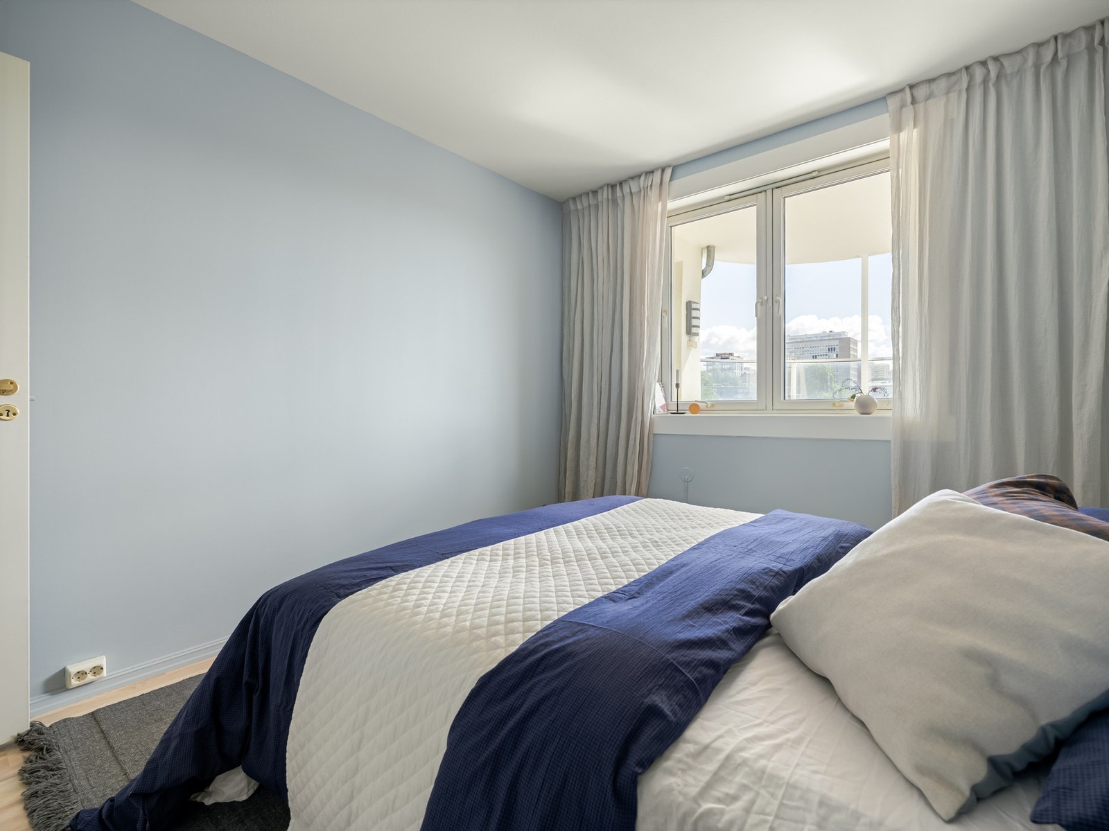 Det er plass til garderobe i enden av sengen. Galleribilde