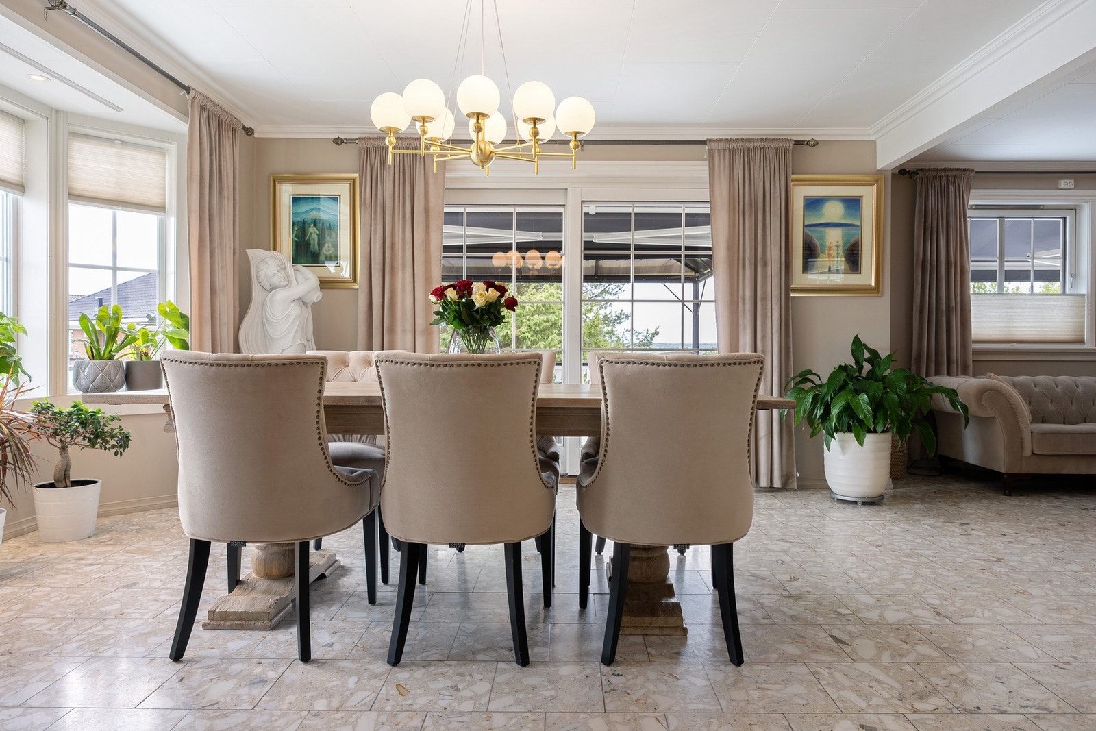 Fra stuen er det direkte adkomst til solrik veranda på ca. 67kvm. Galleribilde