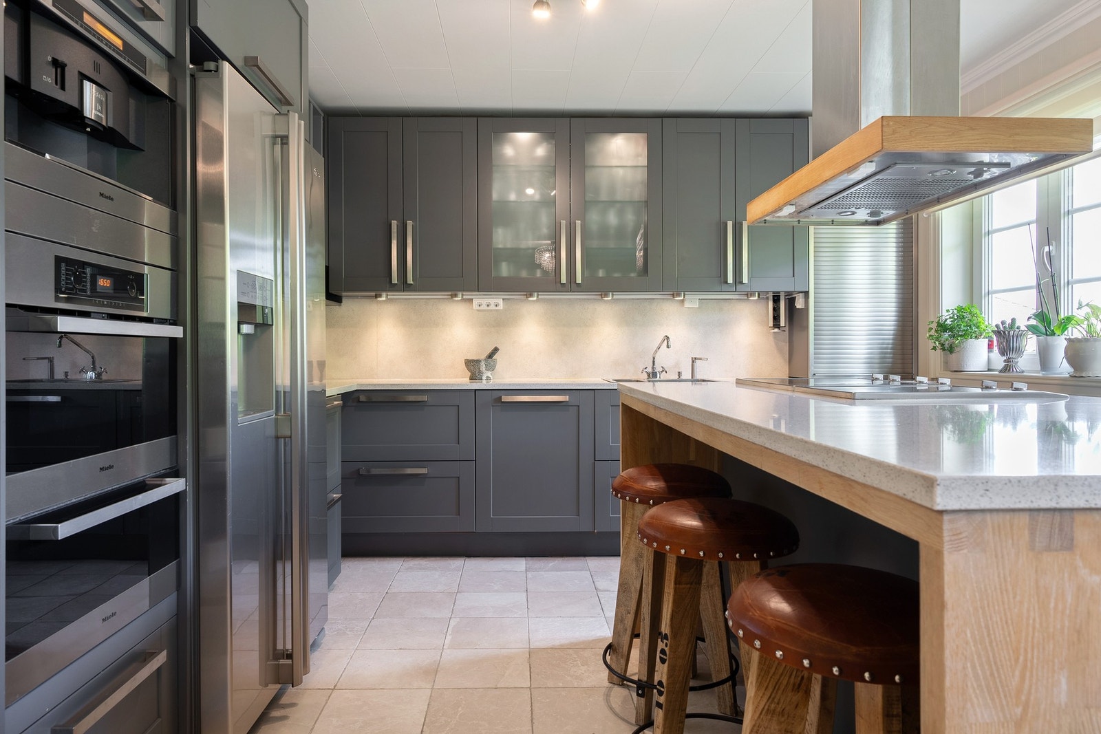 Integrert stekeovn, kaffemaskin, platetopp, varmeplate og varmeskuff fra Miele. Galleribilde