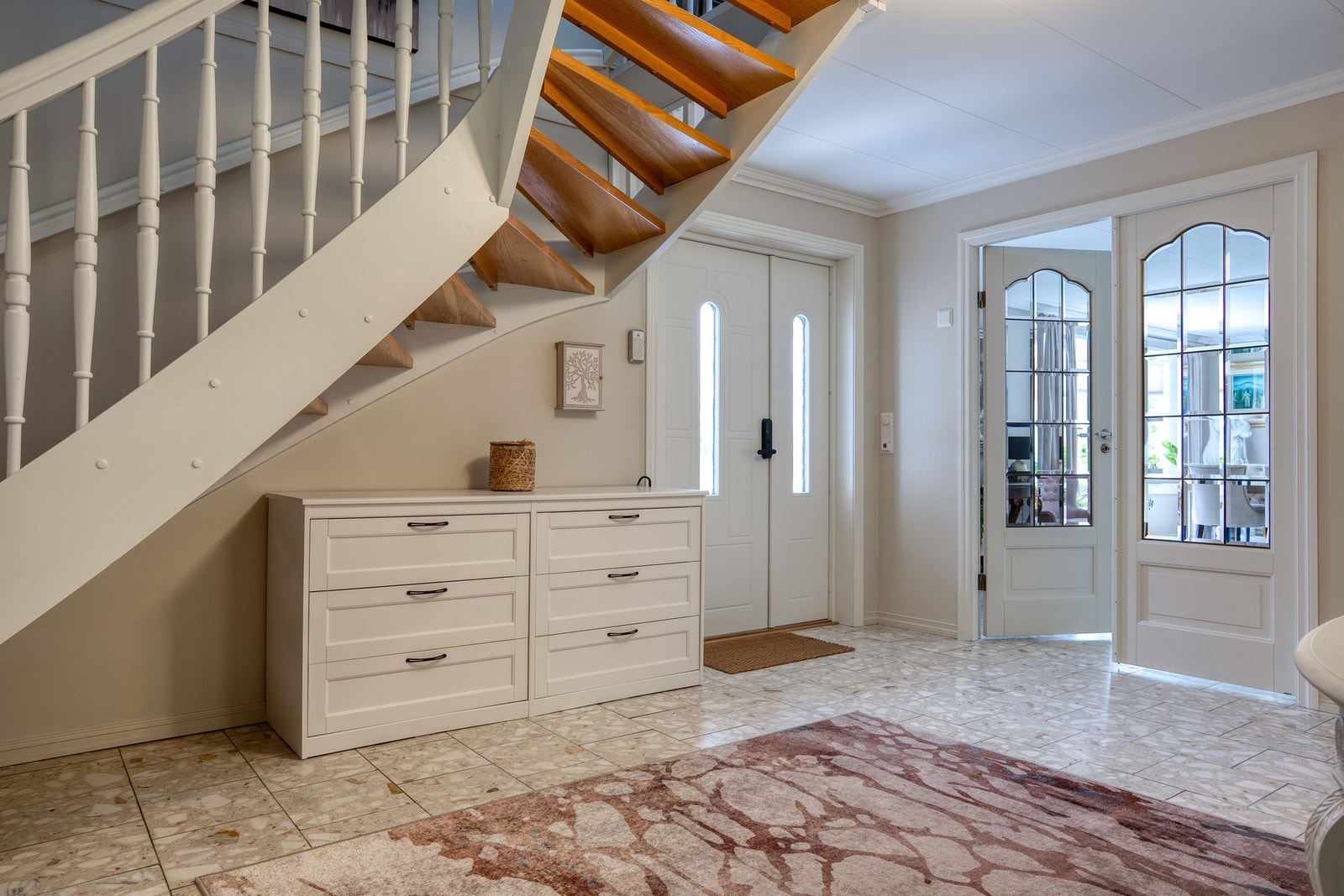 Lys og lufting entre med god skapplass. Galleribilde