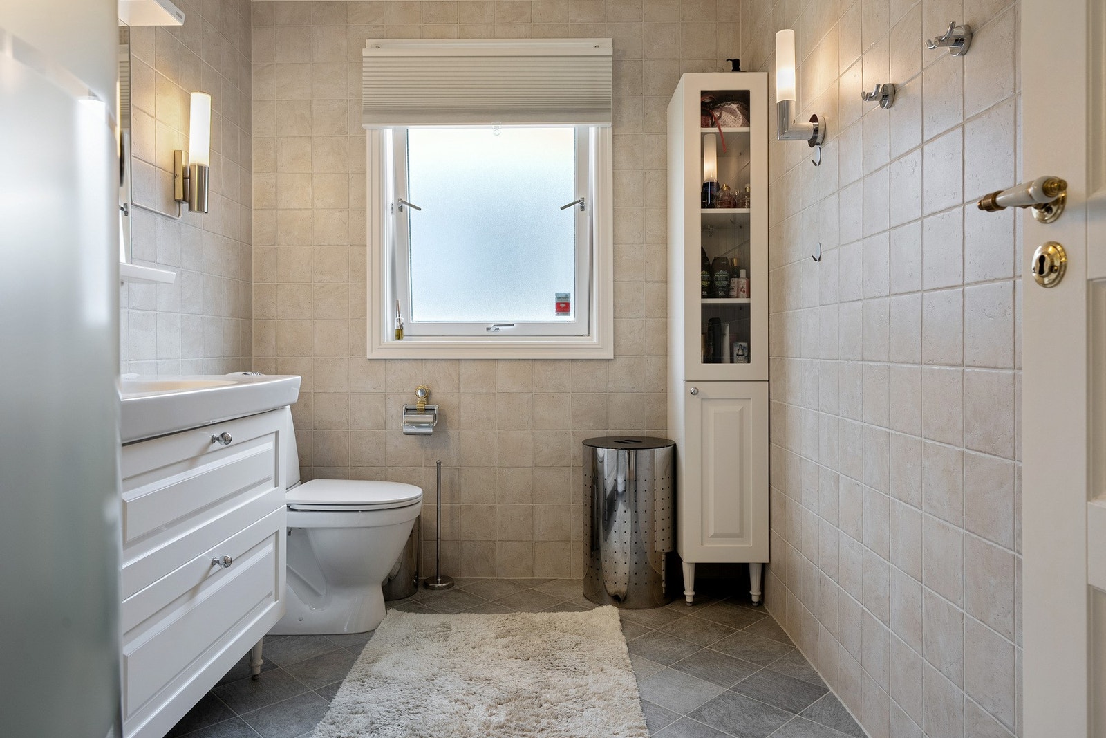 Badet i første etasje er innredet med servantinnredning, dusjkabinett (2022) og toalett. Galleribilde