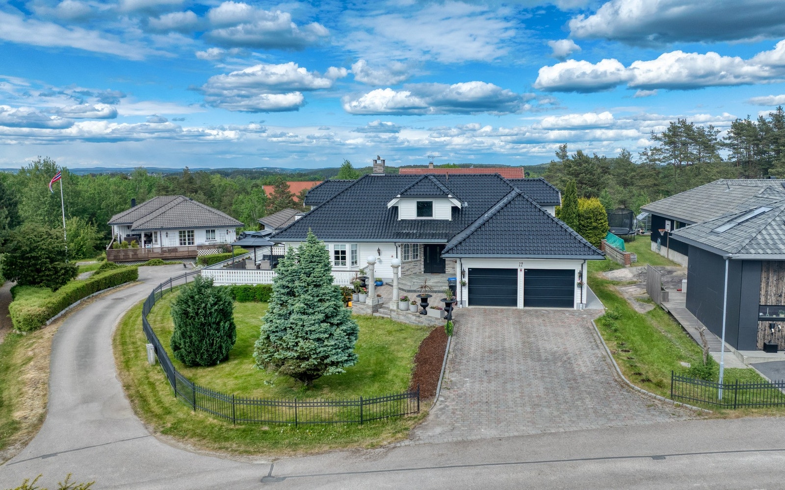 Dette er en elegant og innholdsrik villa i barnevennlige omgivelser på Moenfeltet, Begby Galleribilde