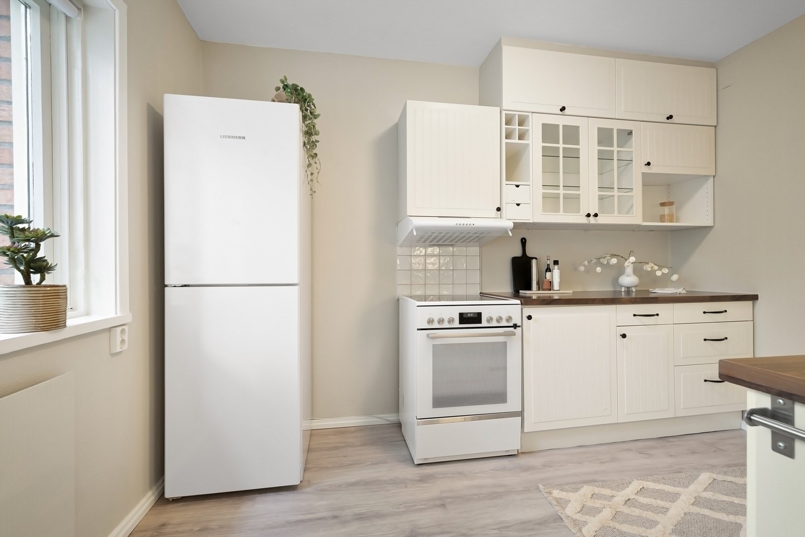 På kjøkkenet har du oppvaskmaskin, stort kjøleskap, og alt du trenger. Galleribilde