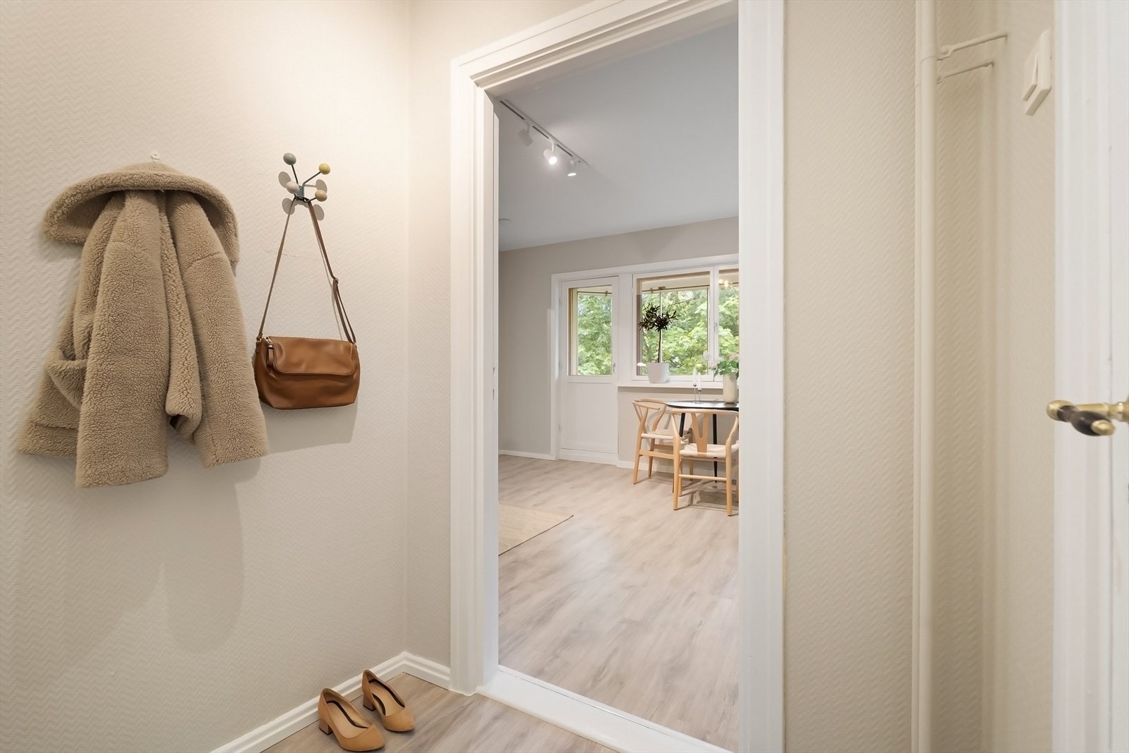 Entré med knagger, oppheng og plass til skoskap. Galleribilde