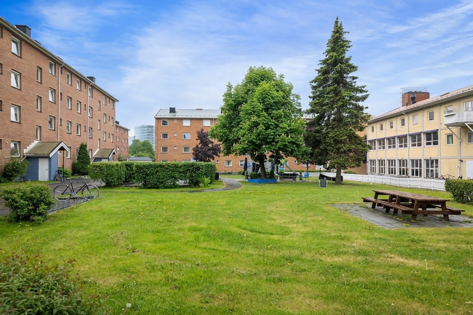 Fra leiligheten er det gangavstand til knutepunkt som Helsfyr med T-bane, Fyrstikktorget med butikker og serveringssteder, Hovin og Ensjø Galleribilde