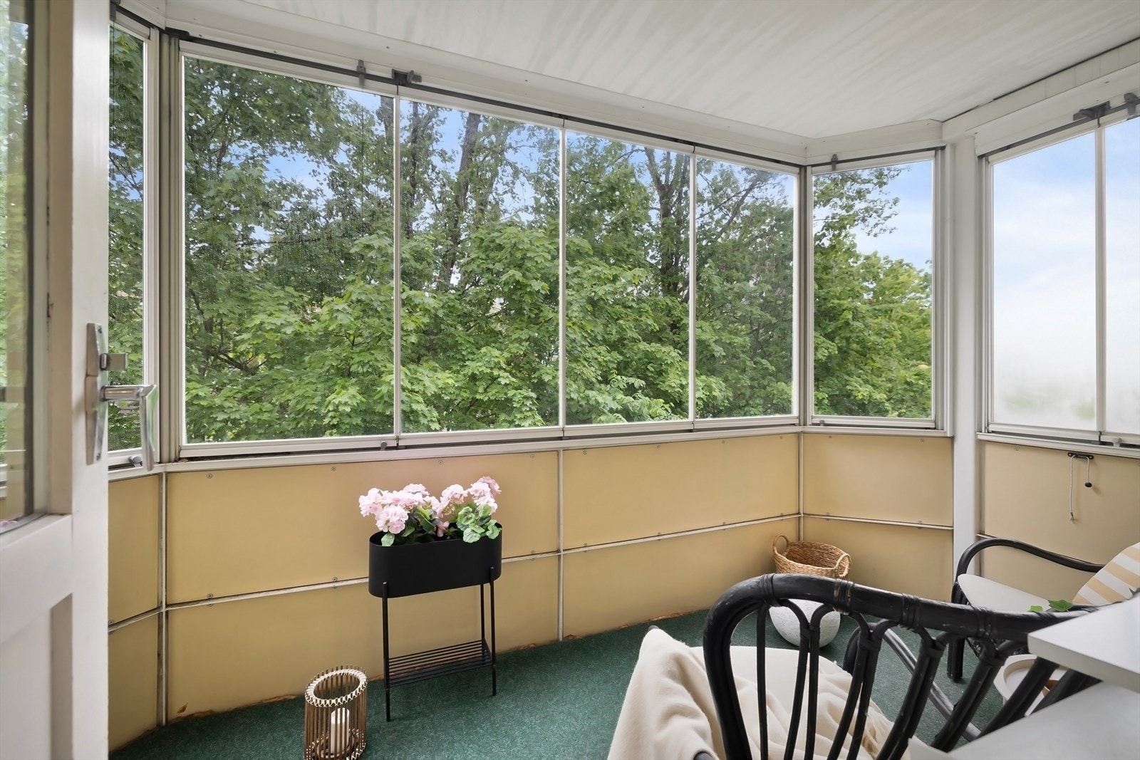 Fra stuen er det utgang til 8 kvm innglasset balkong Galleribilde