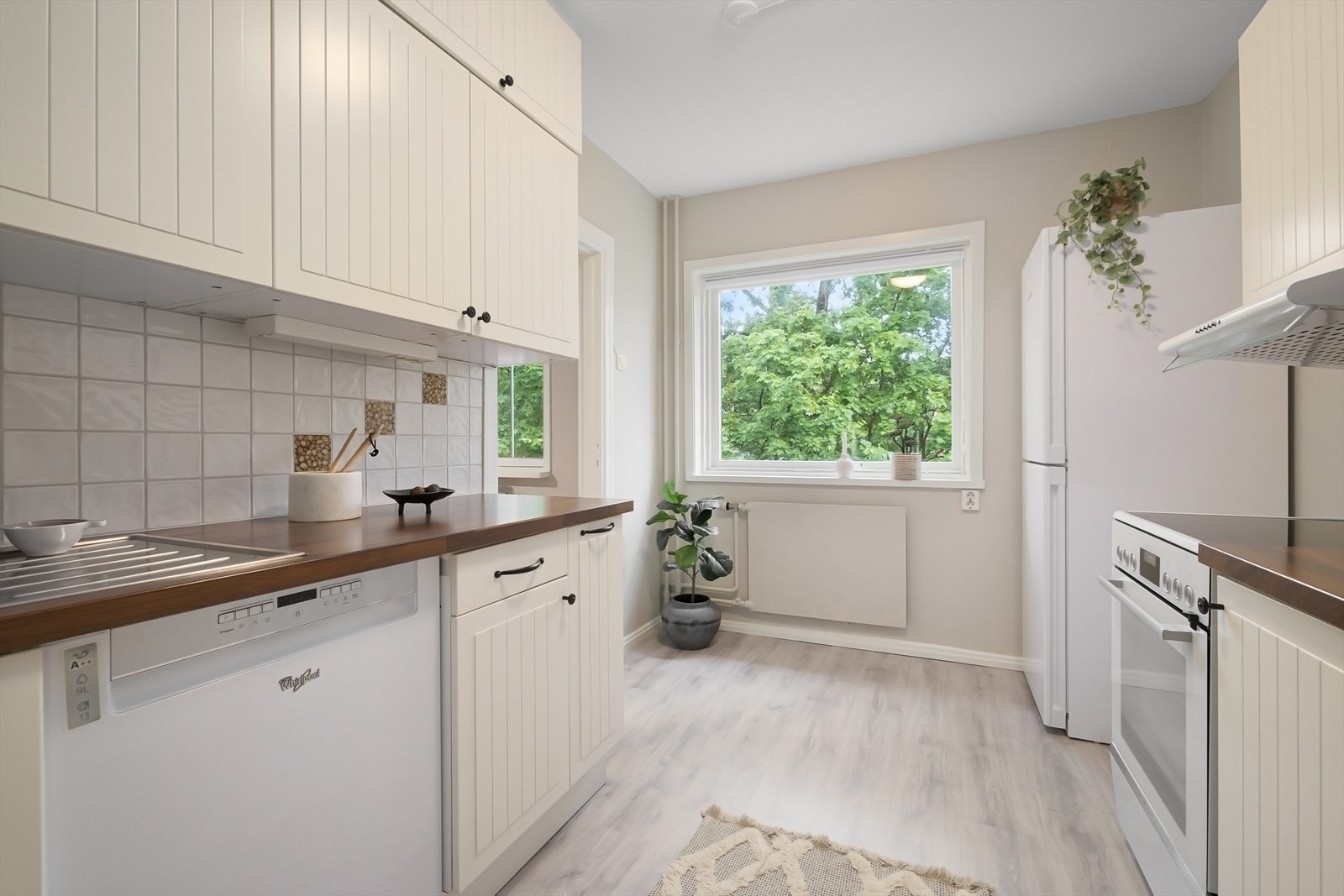 Romslig kjøkken med god skap- og benkeplass Galleribilde