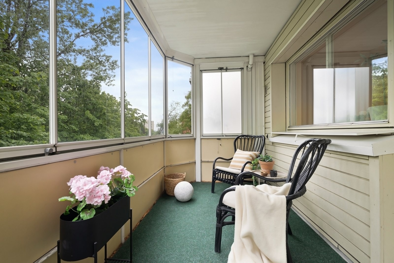 Balkongen kan brukes store deler av året og gir deg nesten et ekstra rom Galleribilde