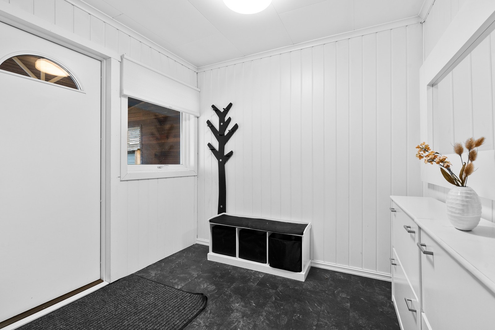 - Velkommen inn! | Romslig og utvidet gang - Galleribilde