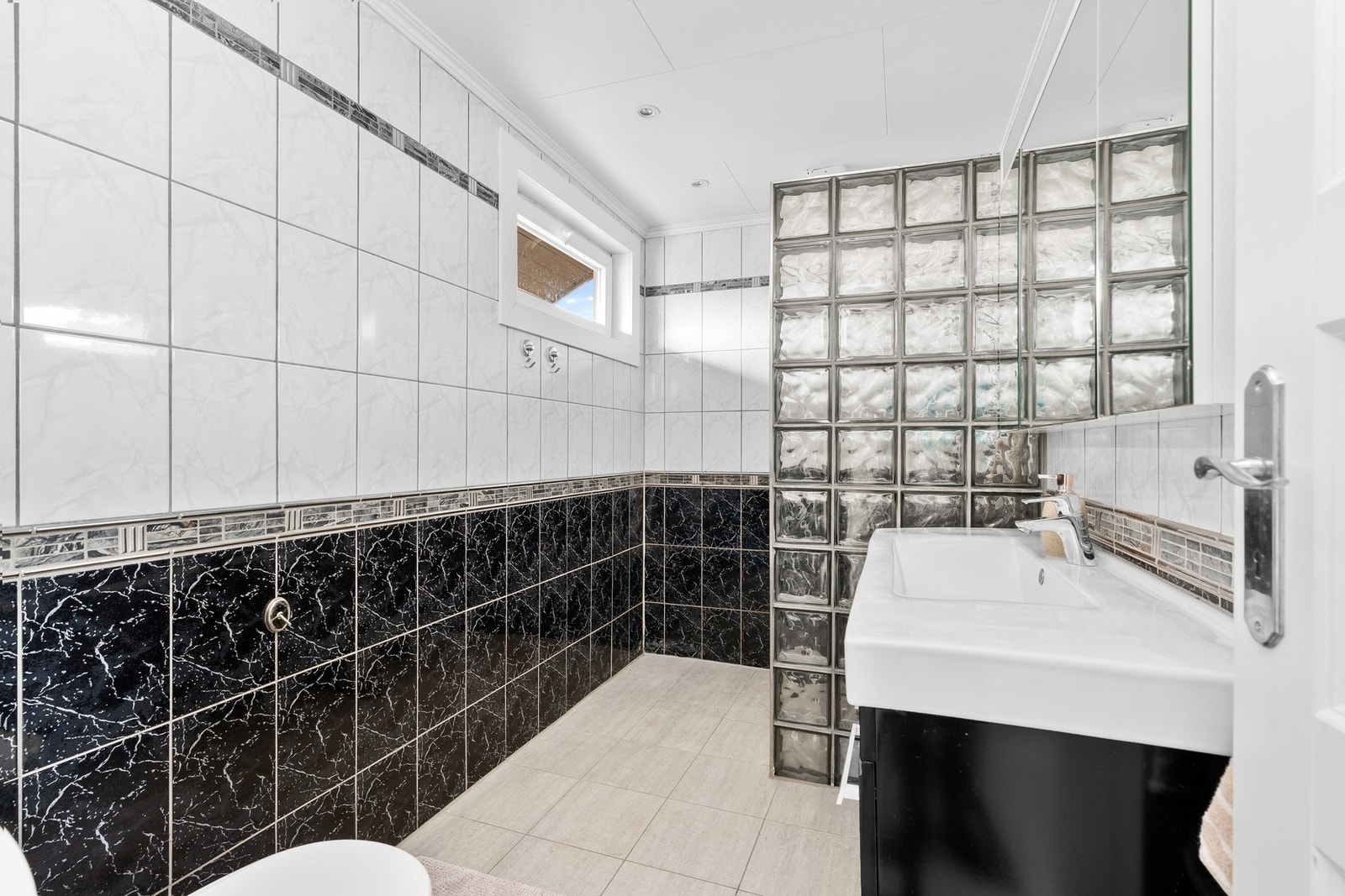 - Velholdt og flislagt bad - Galleribilde