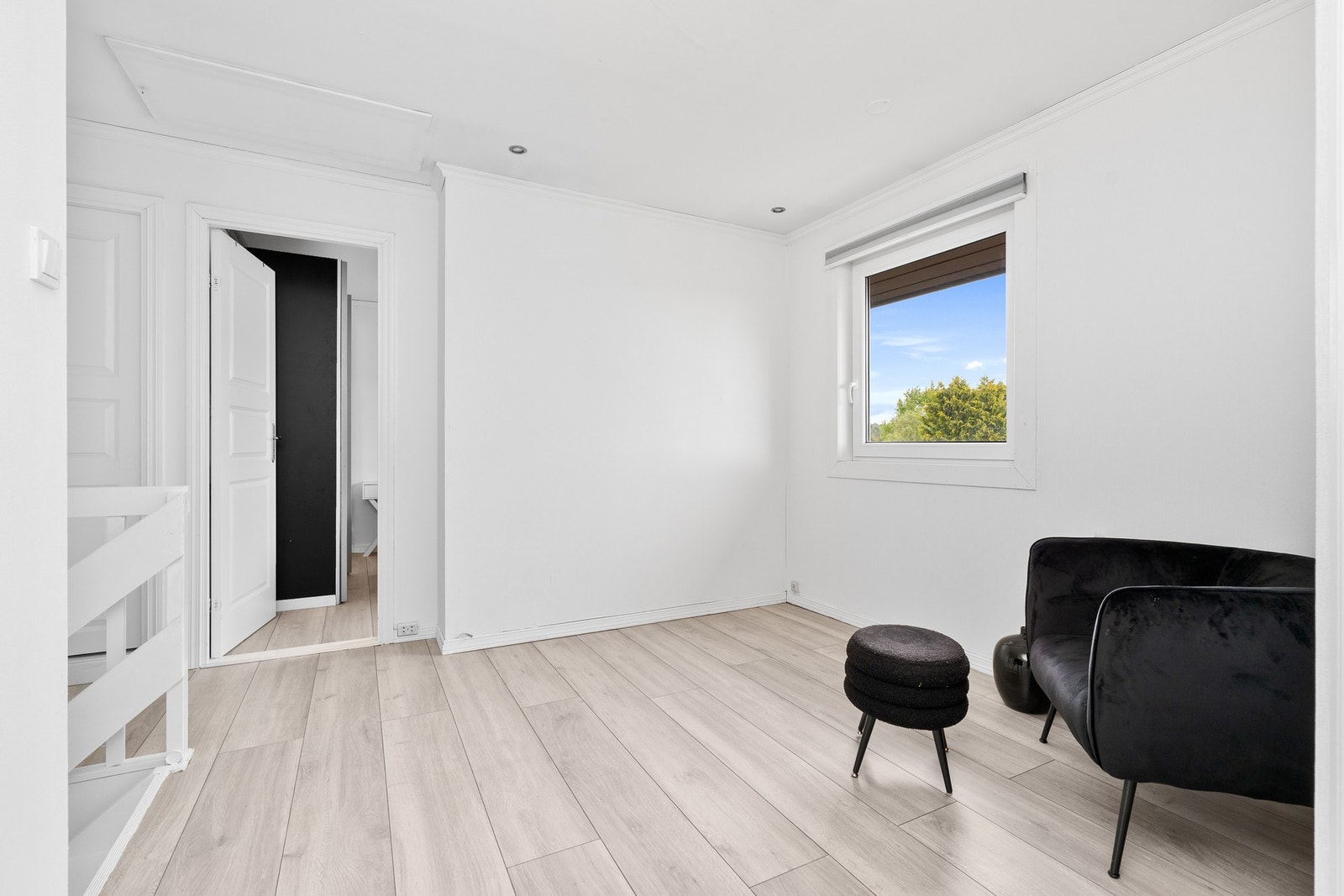 - Opp en etasje finner vi soveromsavdelingen og bad, samt vaskerom - Galleribilde