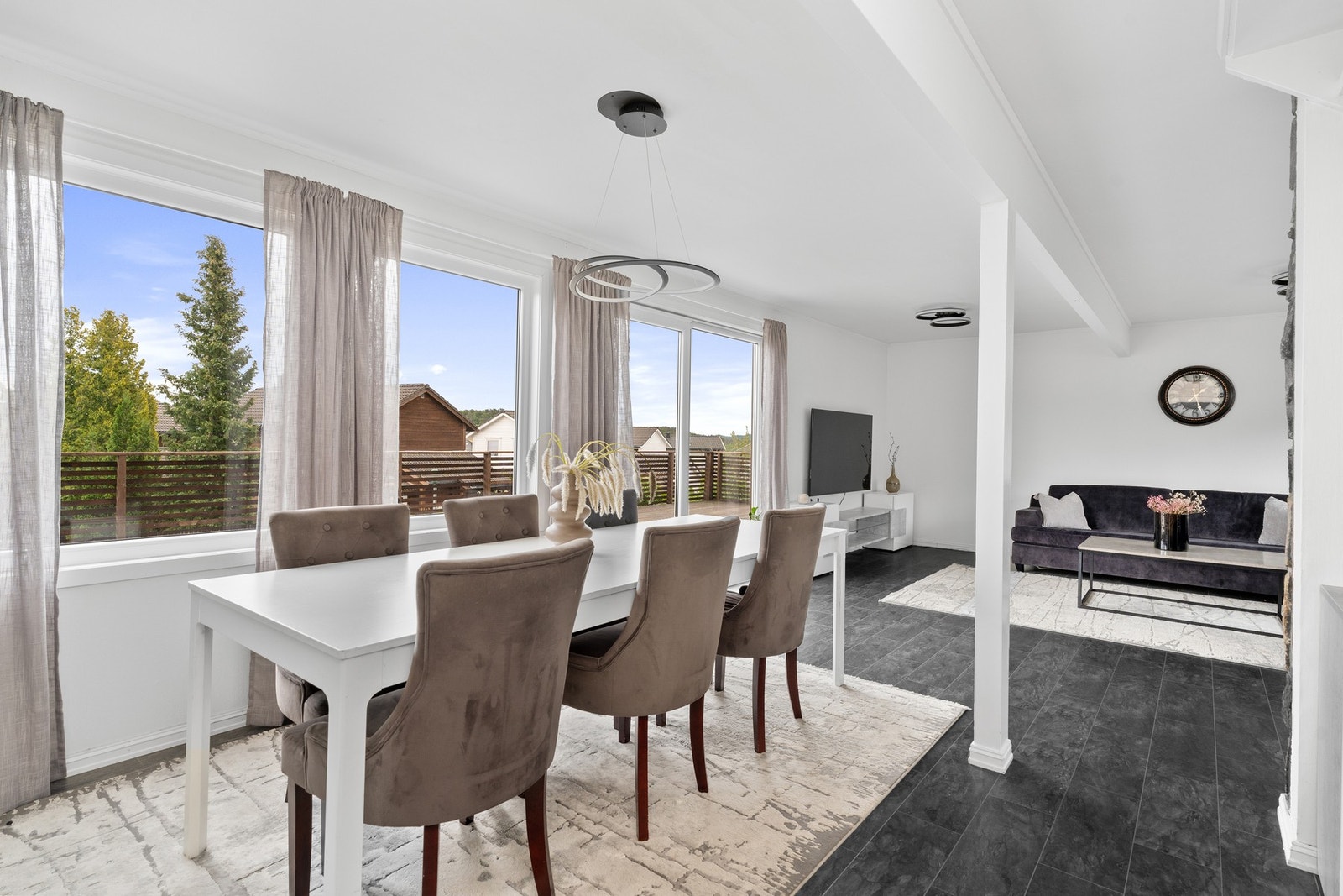 - Store, generøse vindusflater i stuen som skaper rikelig med lysinnslipp - Galleribilde