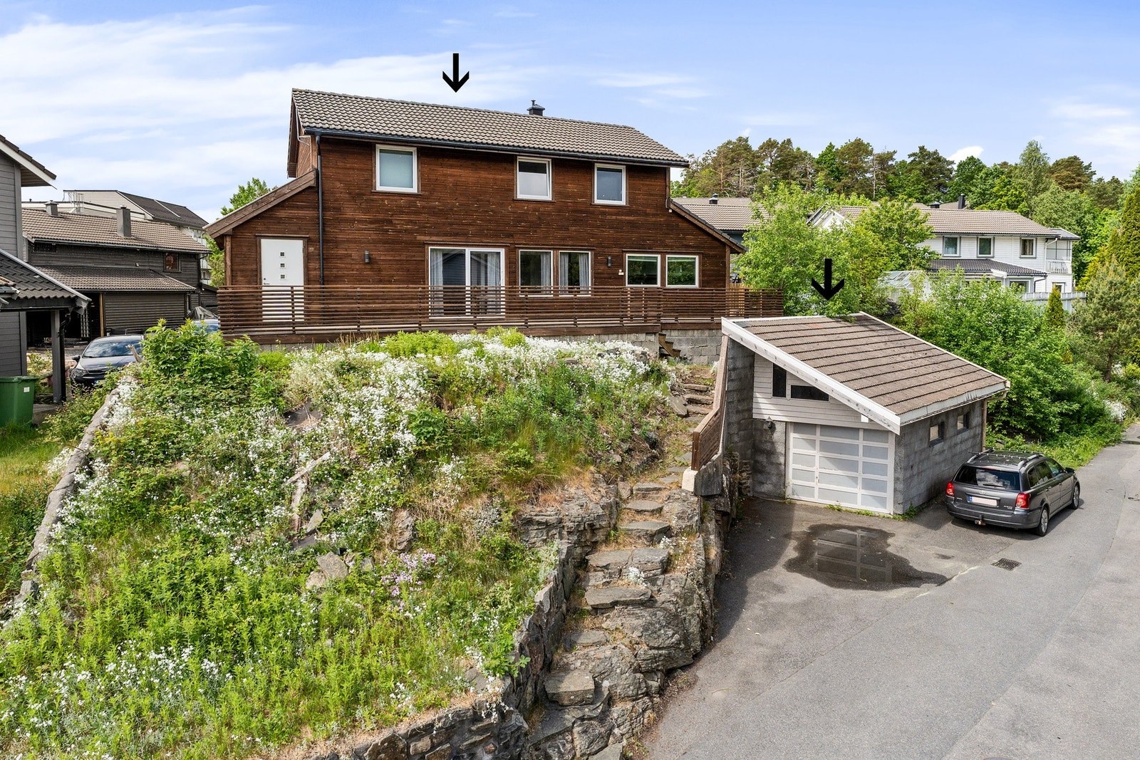 - Det er gjort flere utvendige oppgraderinger som blant annet; bytting av kledning, vinduer, belegningsstein, påbygd terrasse m.m -Velkommen til en innholdsrik enebolig på populære Hånes og Plommeveien 48 - Galleribilde