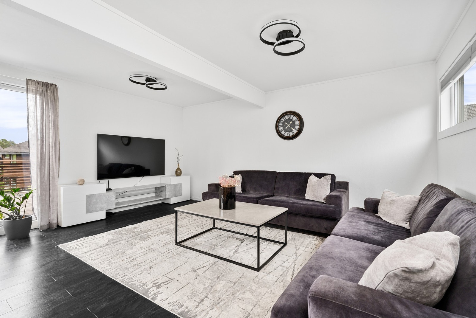 - Flott, lys stue med god plass til sofagruppe og tilhørende møbler - Galleribilde