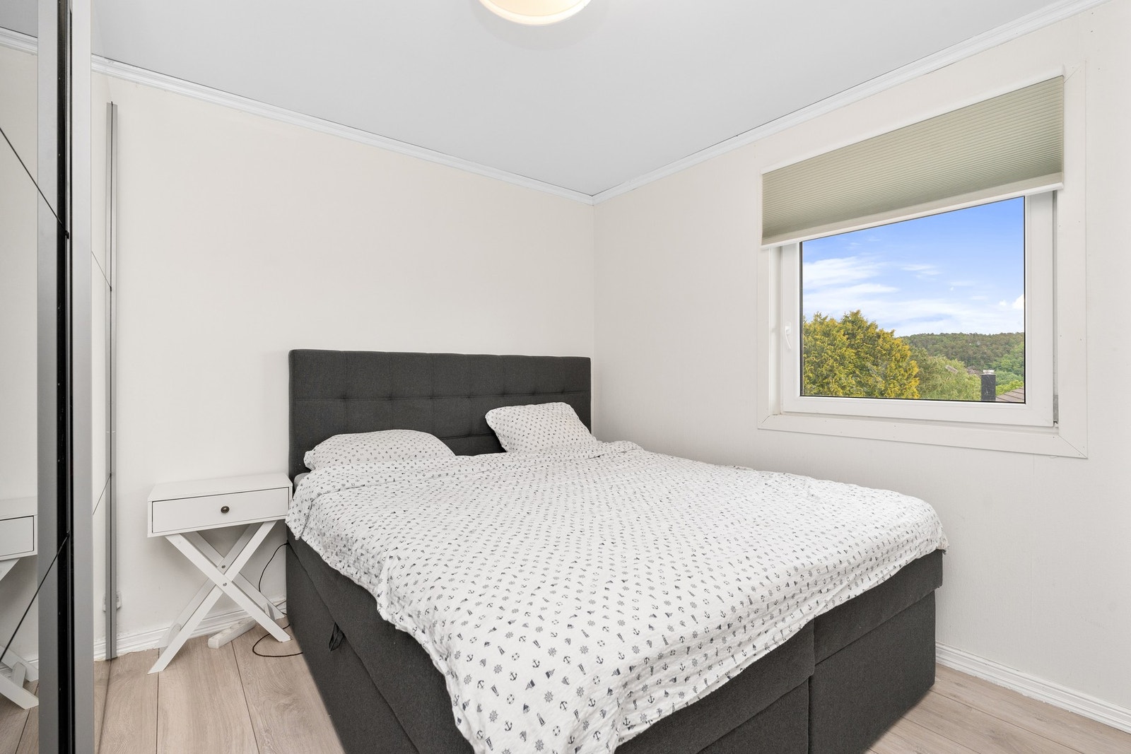 - Her finner vi tre gode soverom | Hovedsoverommet er av romslig størrelse - Galleribilde