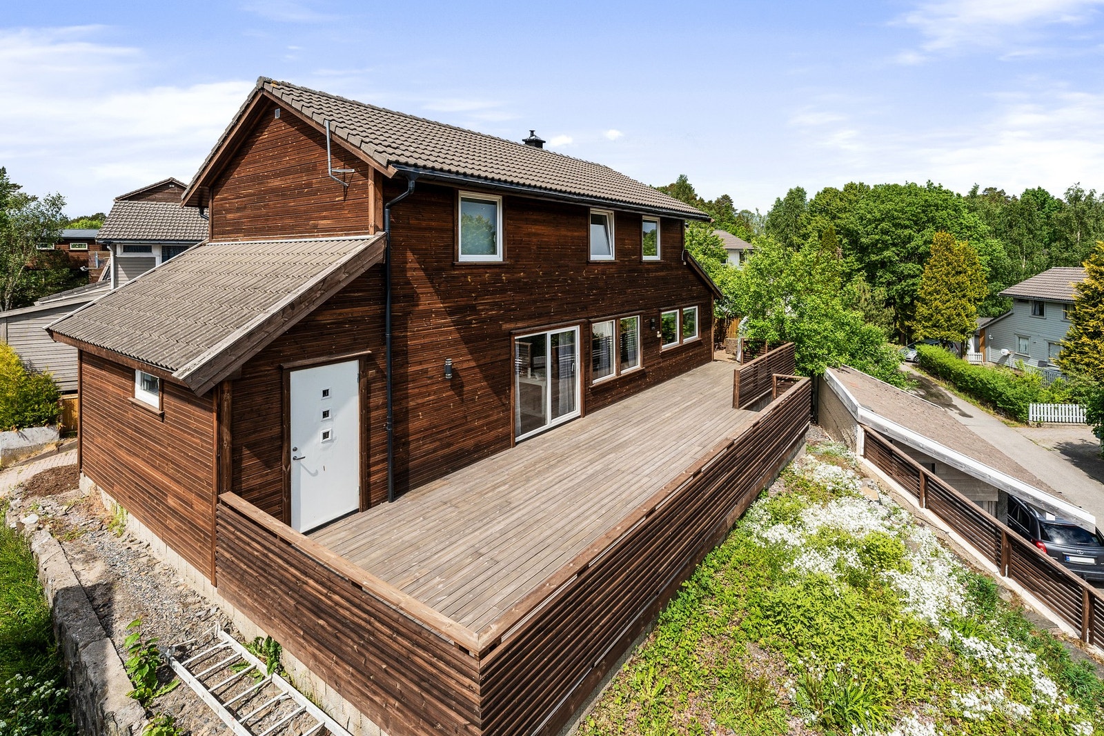 - Stor, påbygd terrasse og praktisk utvendig bod - Galleribilde