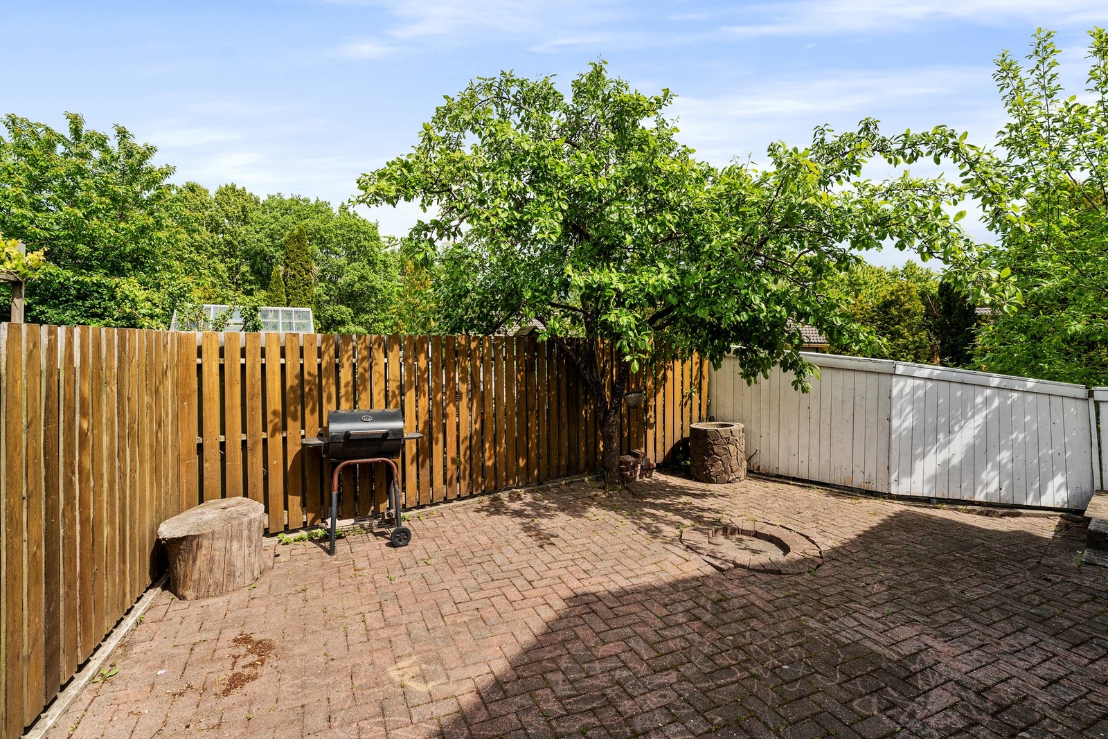 - Hyggelig inngangsparti som er steinbelagt | Gode parkeringsmuligheter på egen tomt - Galleribilde