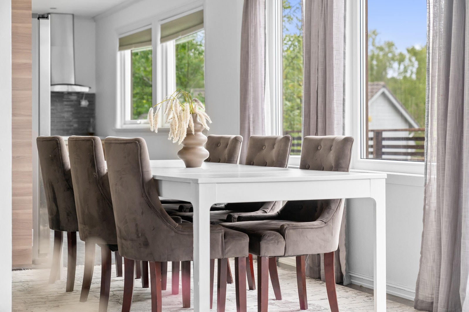 - God plass til spisebord | Nærme kjøkken, som også gjør det enkelt for servering - Galleribilde