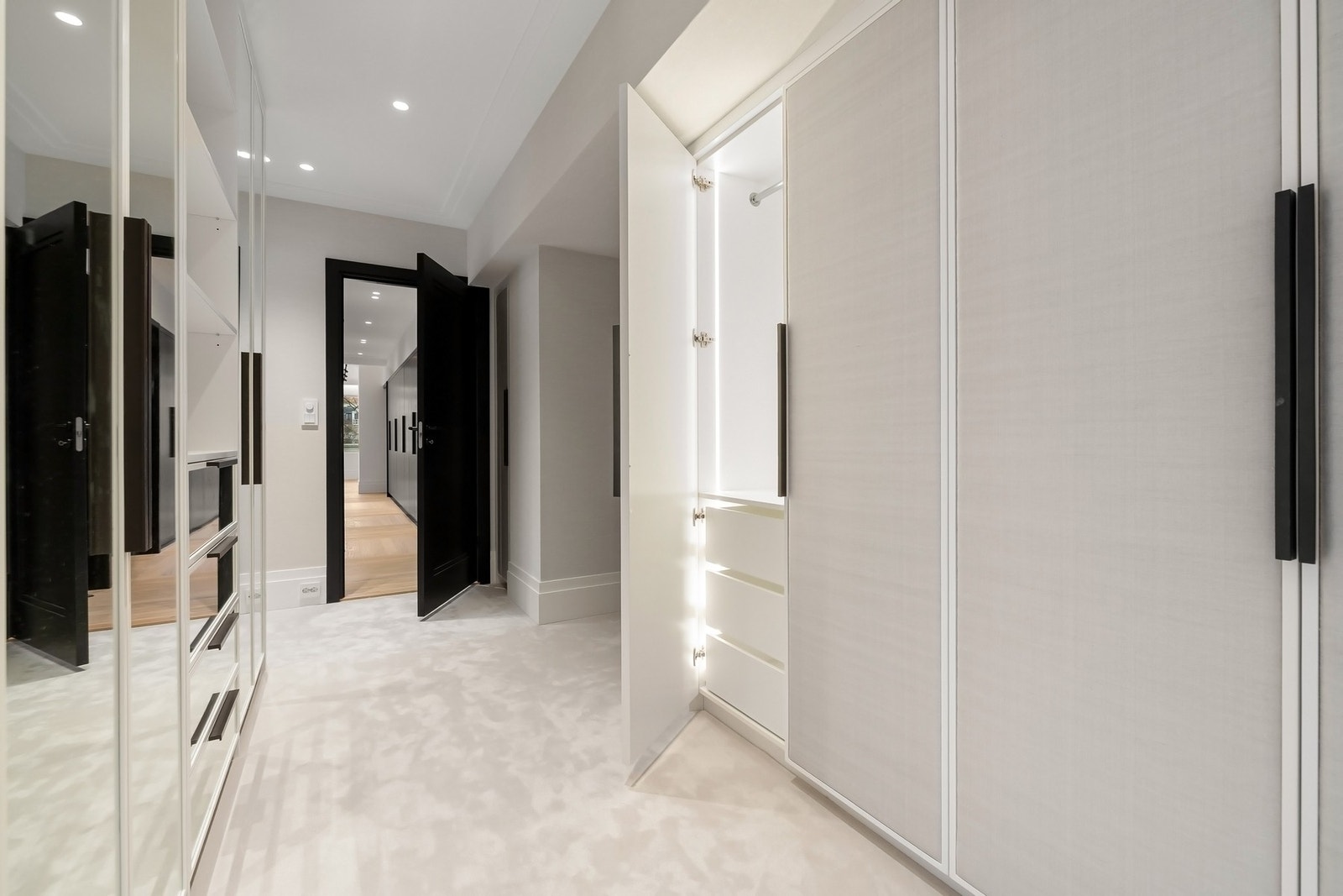 Walk-in-closet tilknyttet mastersuite. Galleribilde